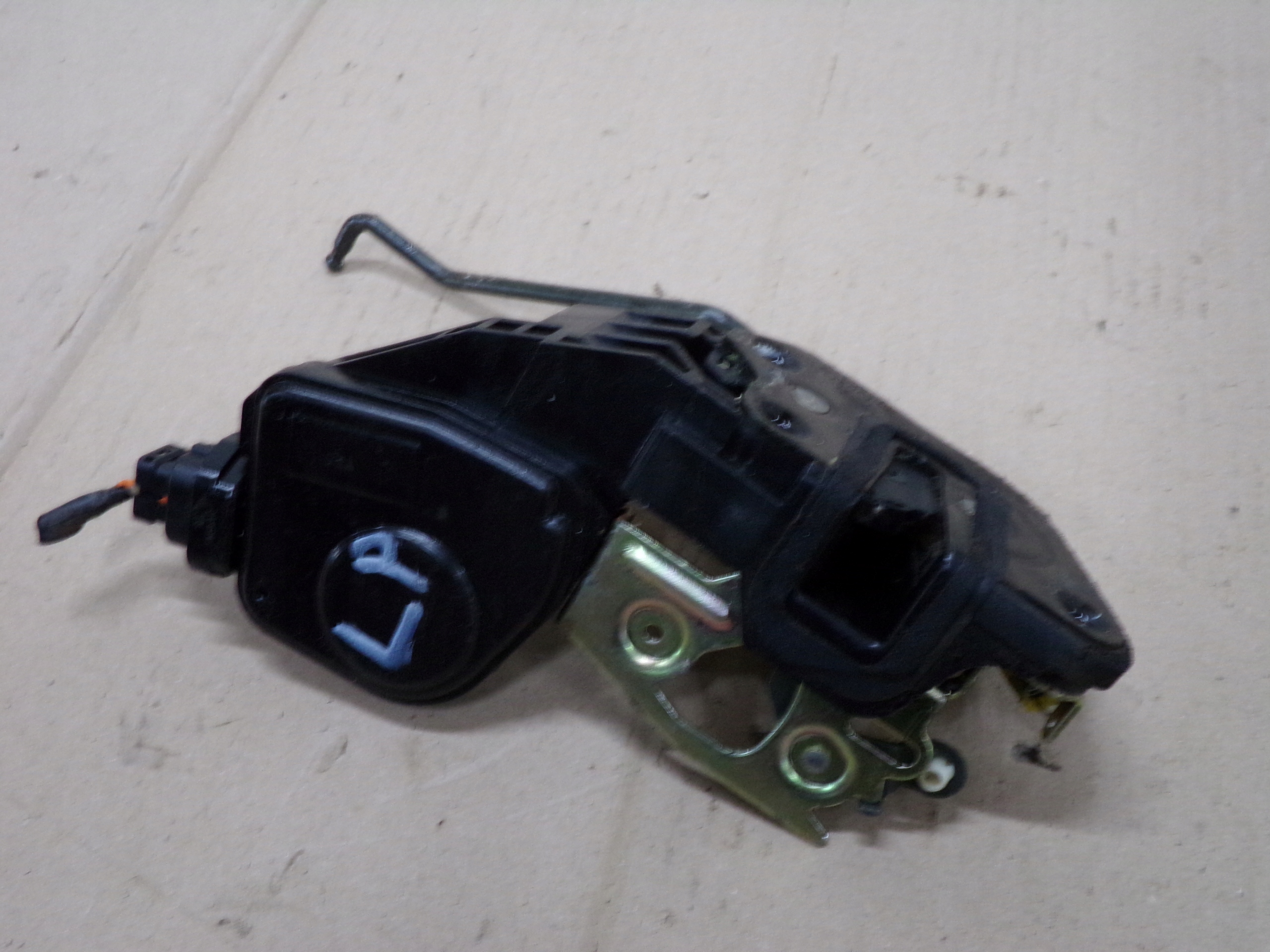 HYUNDAI TERRACAN ZAMEK DRZWI LEWY PRZÓD 04r