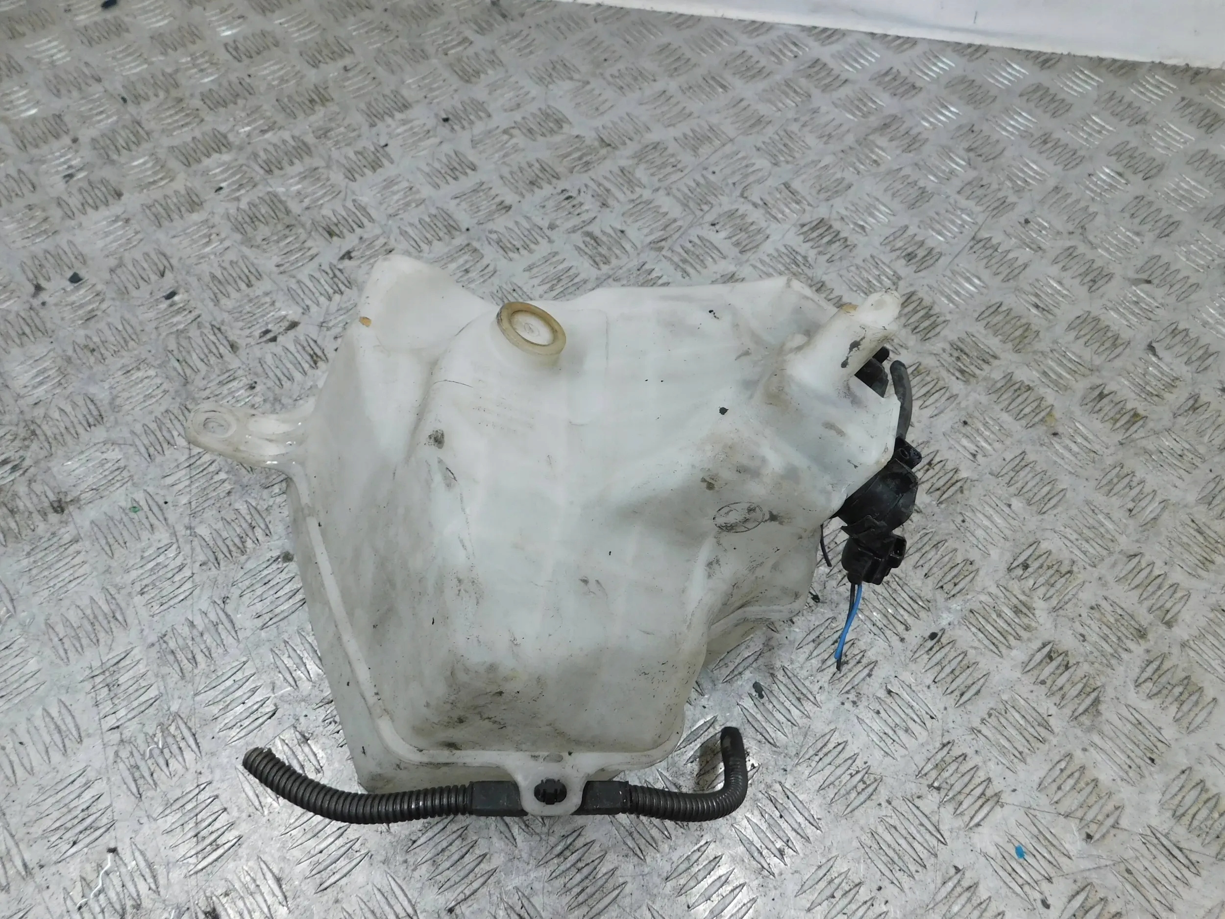 washer fluid tank TOYOTA PRIUS II