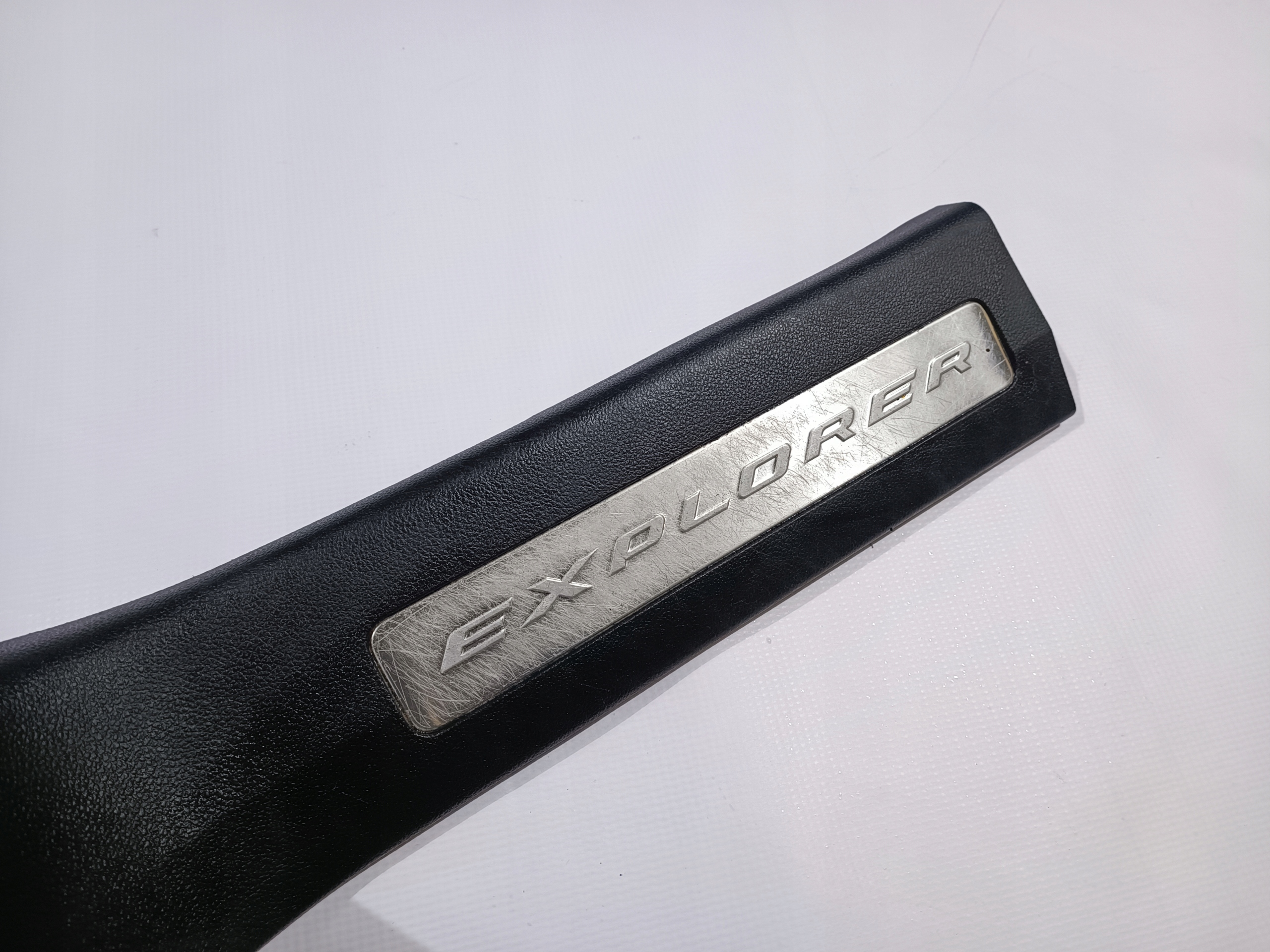 cap moulding of the threshold left front Ford Explorer 2011-2019