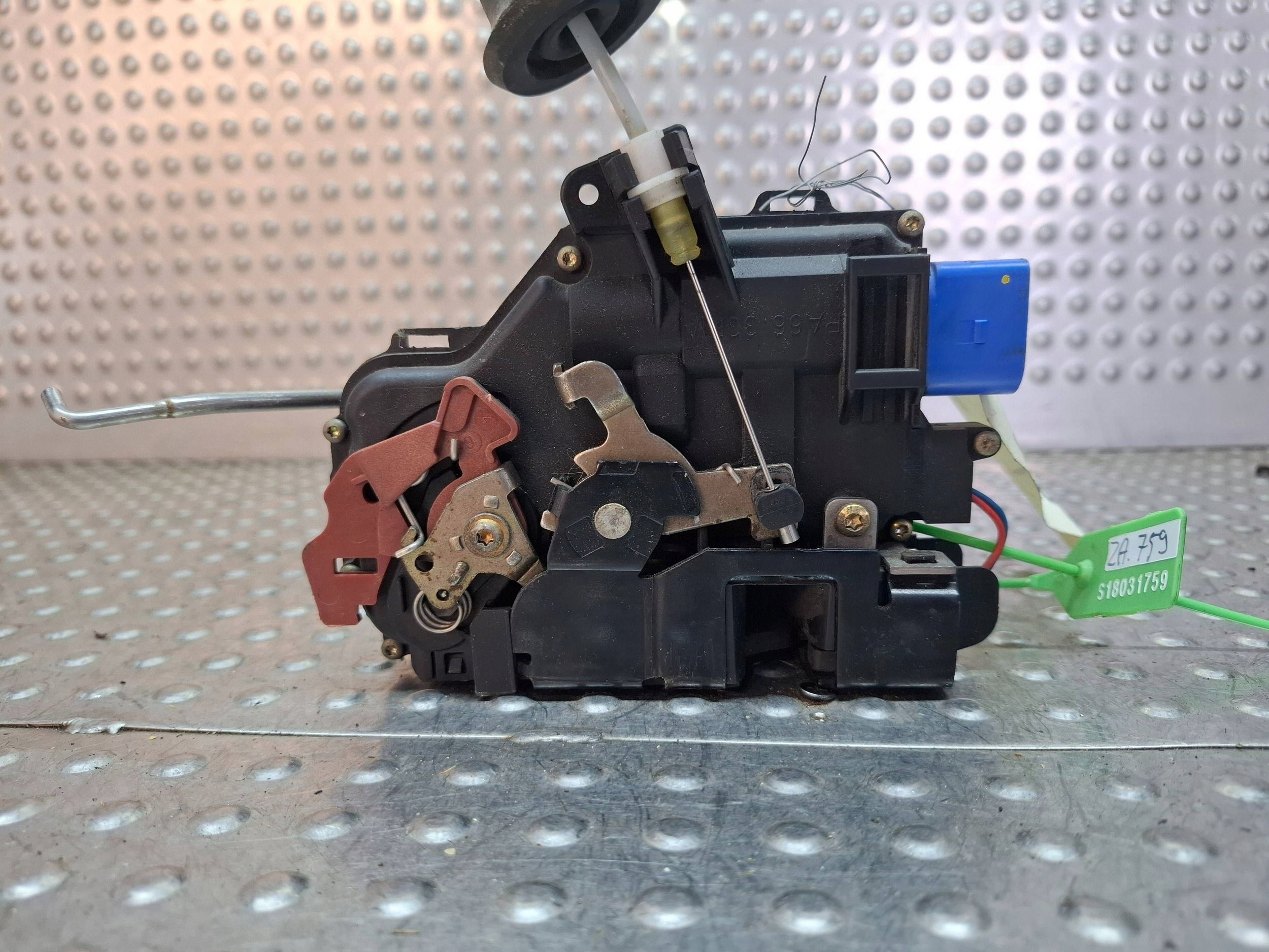 lock door left front 9 PIN EU 4E1837015 AUDI A3 8P A6 C6 A8 D3