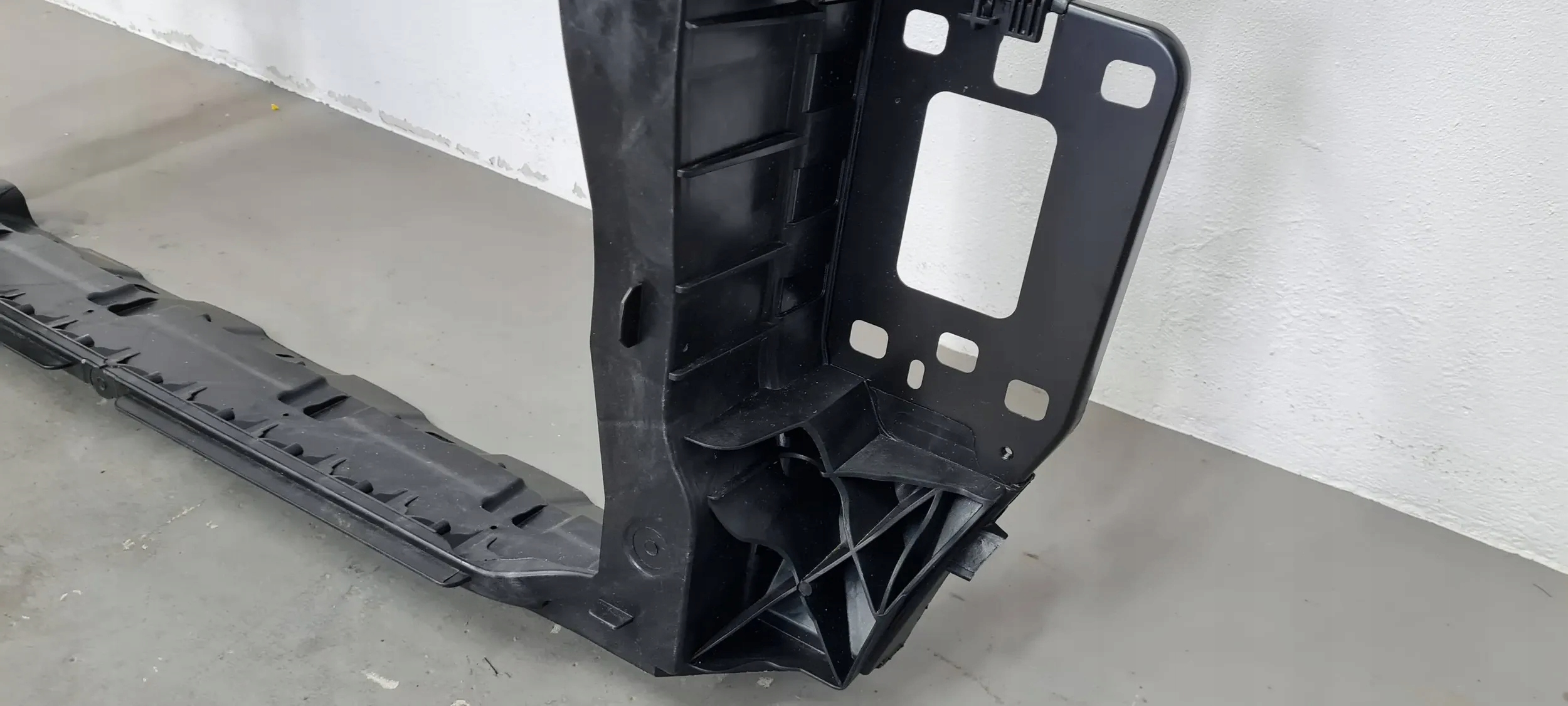 Q3 83A support panel for radiators pillar iron 2.0 TFSI 83A805594J