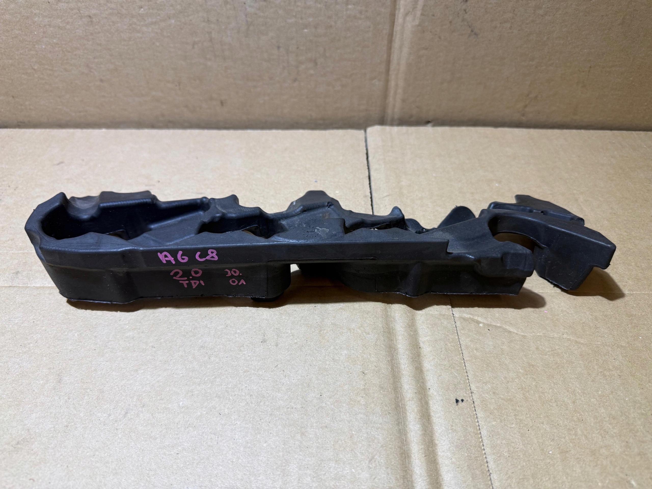 AUDI A6 C8 2.0 TDI DFB hangszigetelő fedél WTRYSKIWACZY 05L103954
