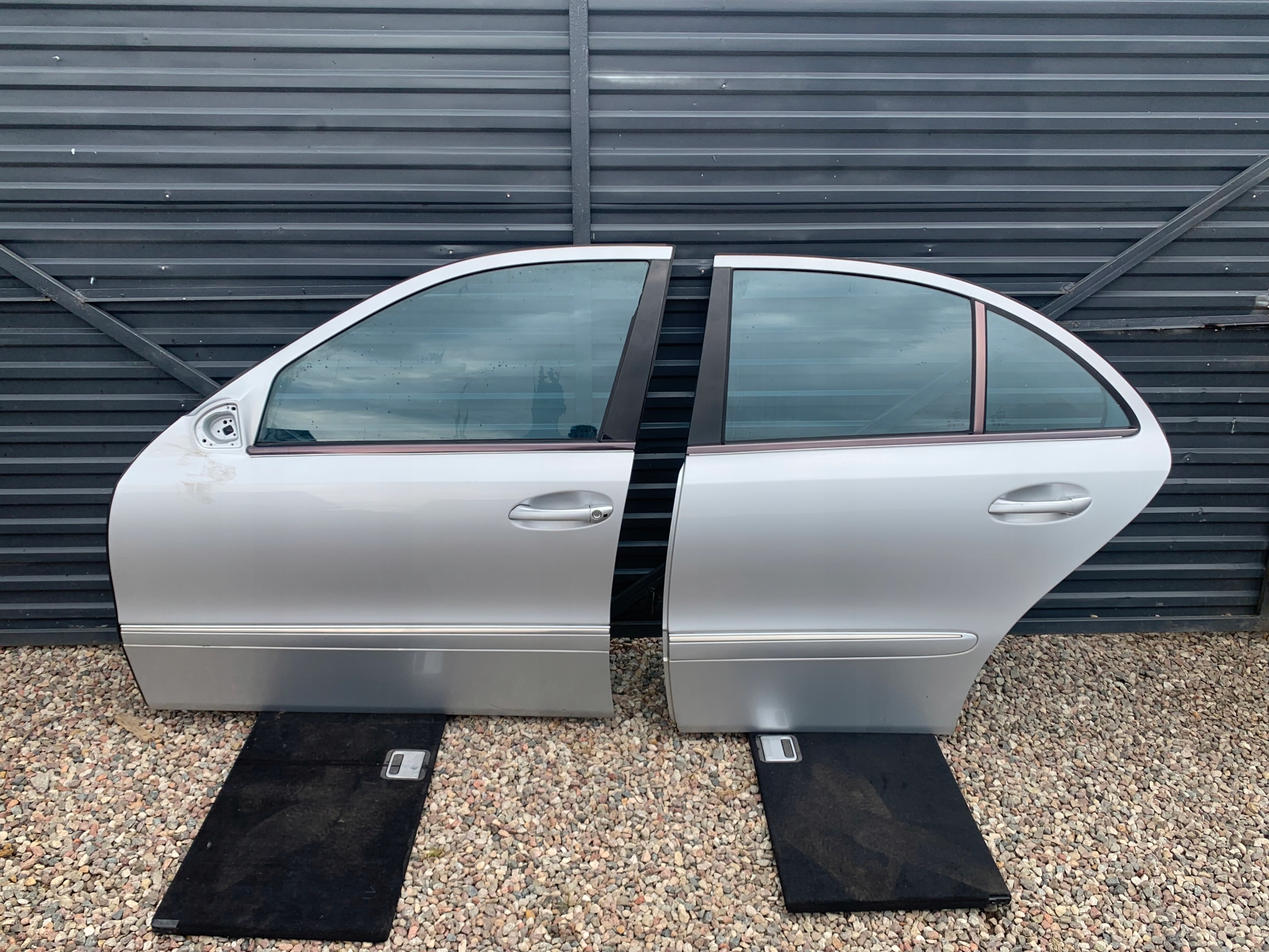 MERCEDES W211 DRZWI LEWY LEWE TYŁ TYLNE 775 C775 SEDAN