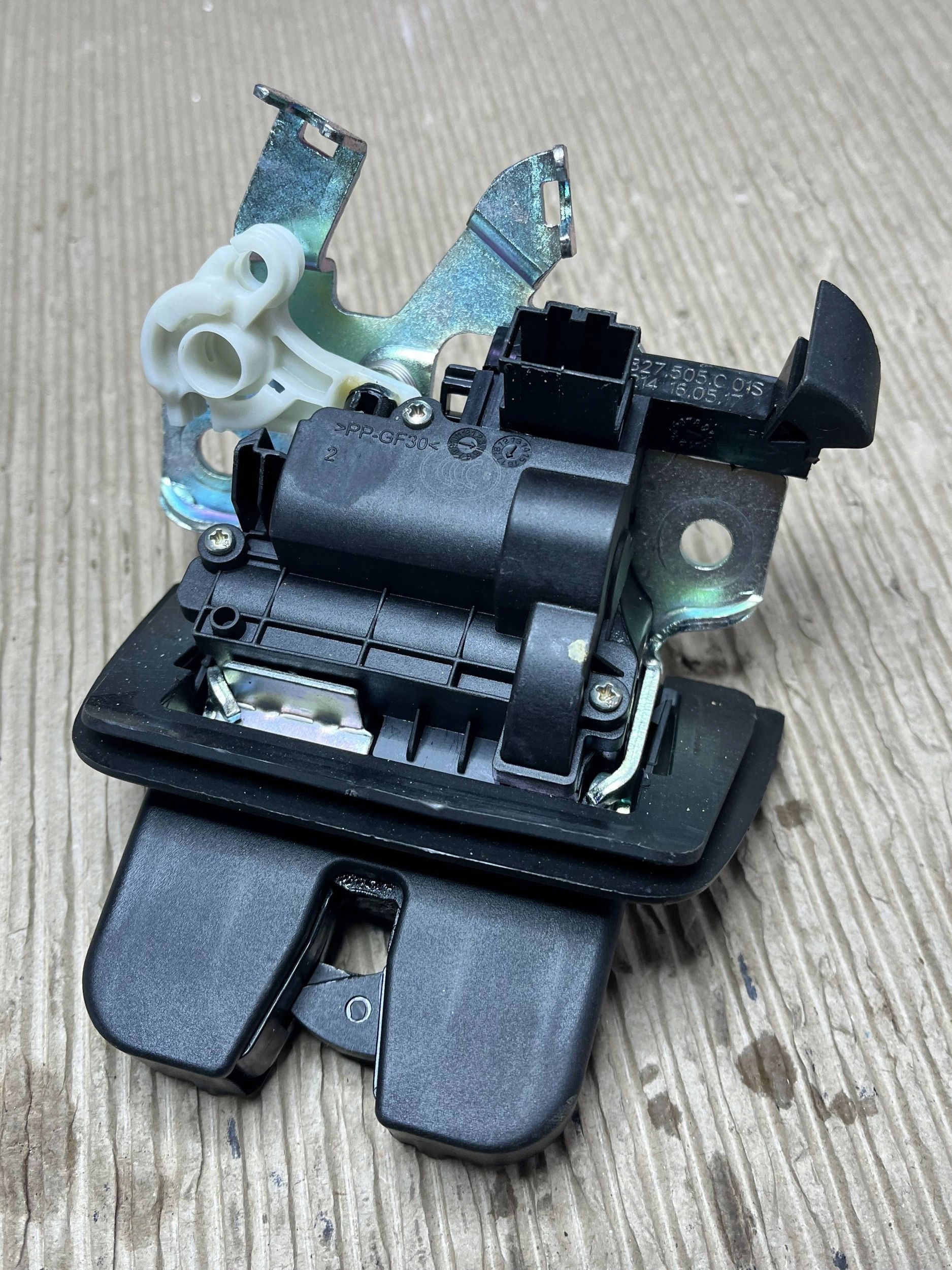 lock bonnet boot Audi A4 S4 B6 8E 8H 8W9827505C
