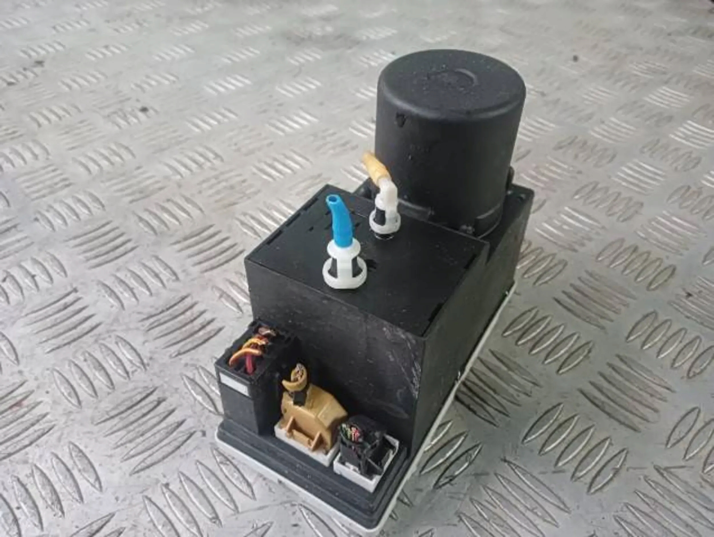 POMPKA CENTRALNEGO ZAMKA 8D0862257C AUDI A3 8L FL A4 B5 1.6 8V Producent części Audi OE