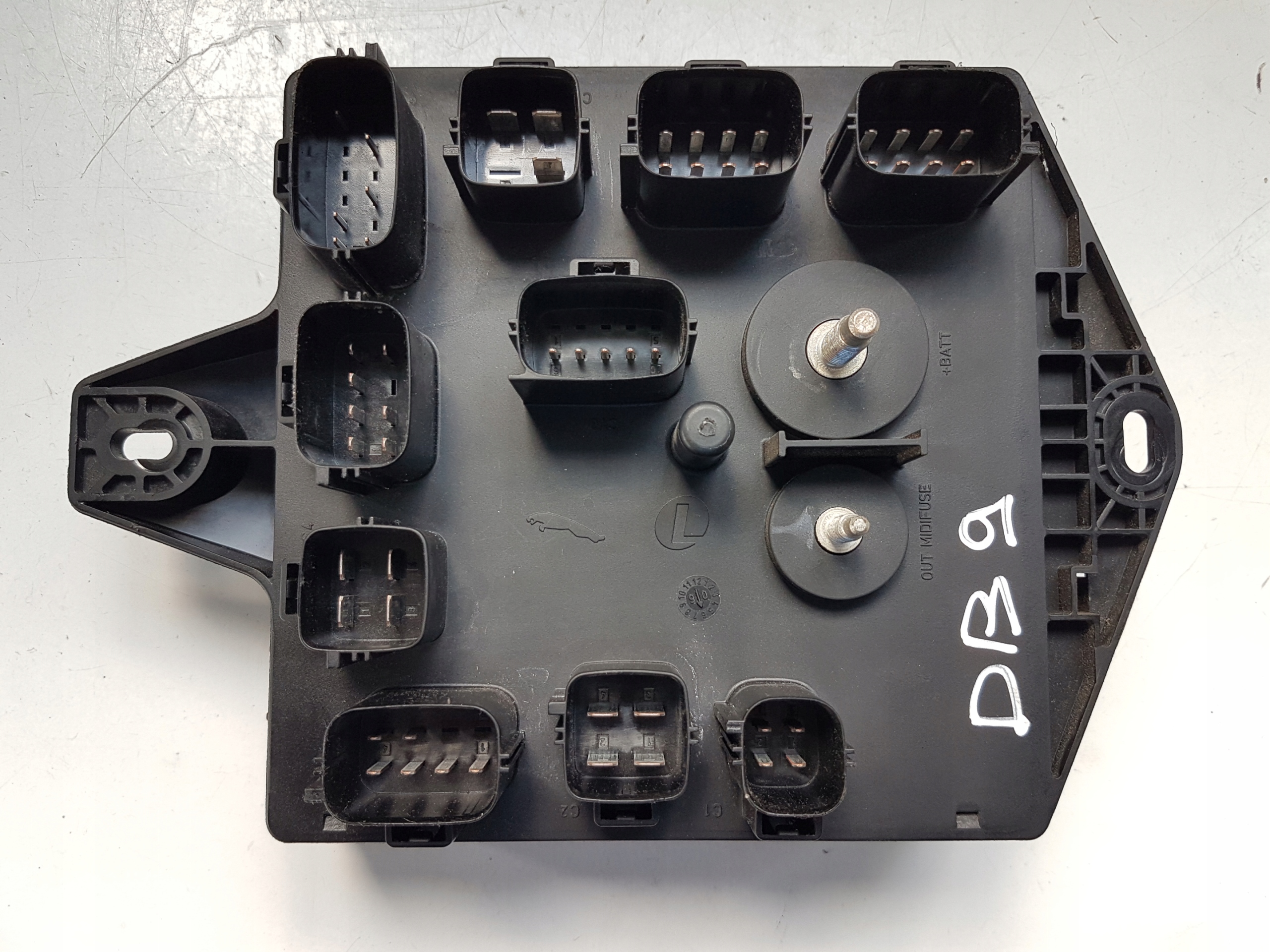 SKRZYNKA BEZPIECZNIKÓW ASTON MARTIN DB9 5.9 6.0 V12 2004- Typ samochodu Samochody osobowe