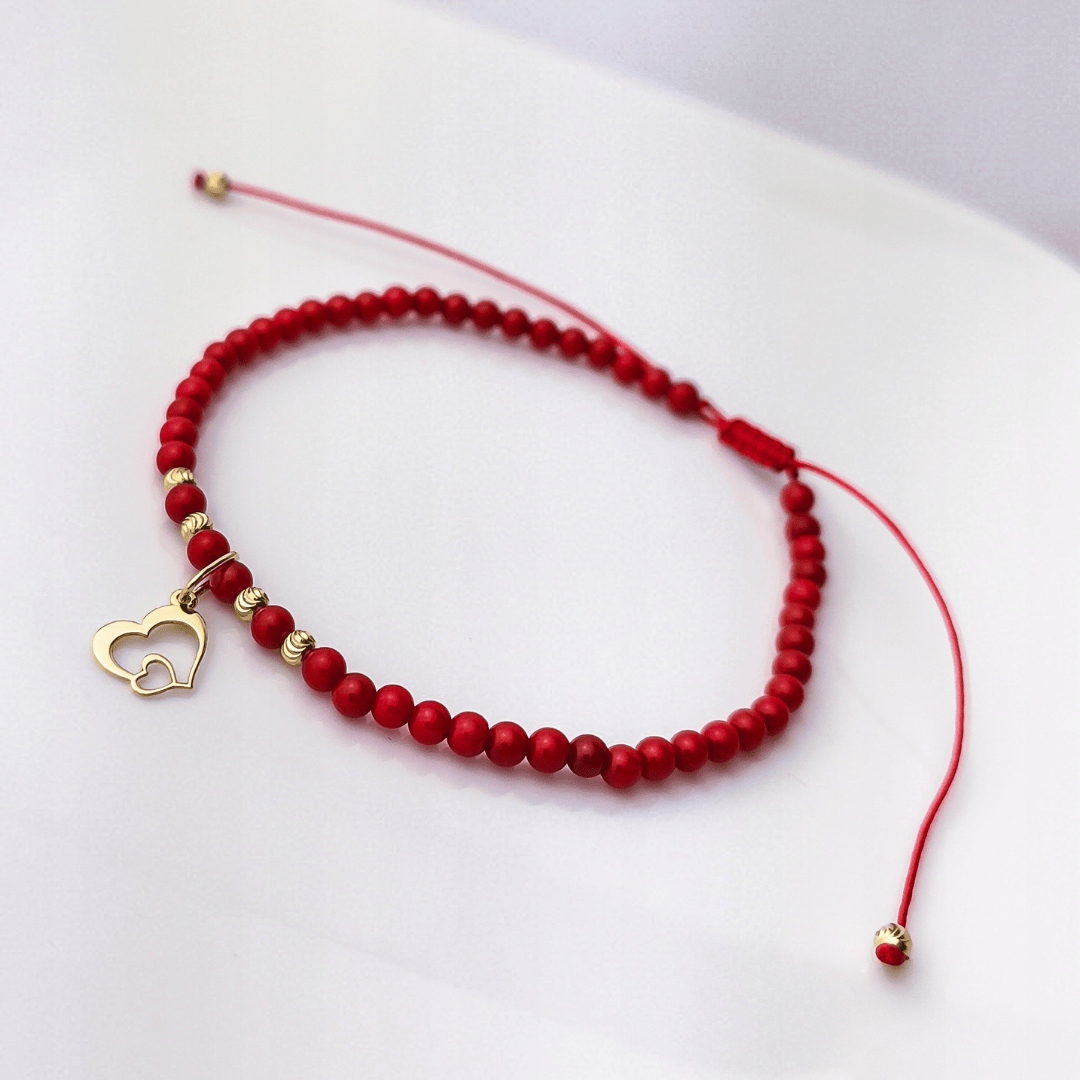 Zlatý náramek na provázku z červených korálků se srdíčkem ryzosti 585