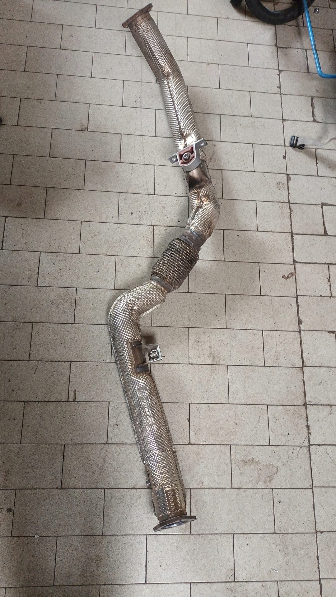 RURA WYDECHOWA AUDI Q5 80A253350AB