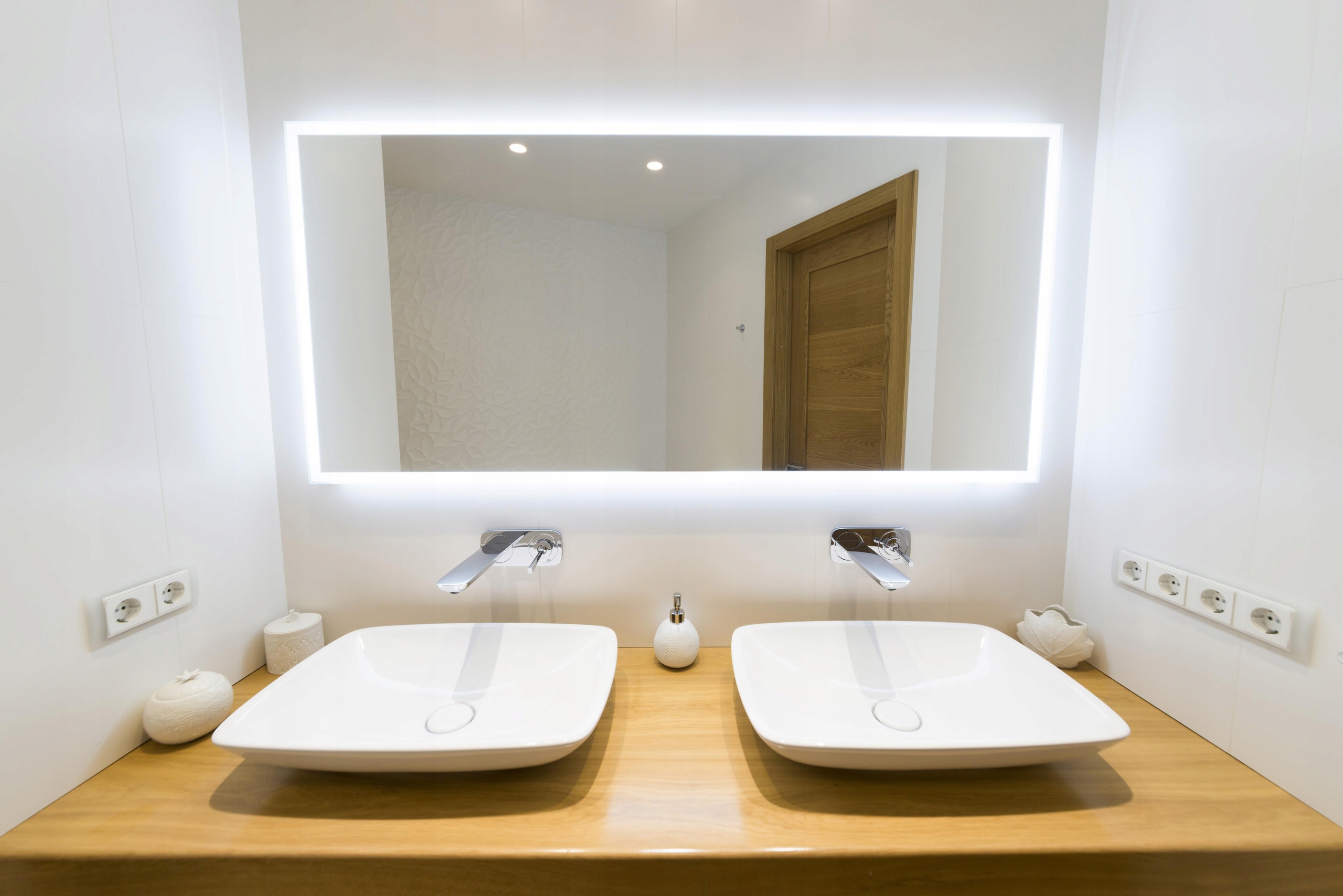 LUSTRO 90x70 ŁAZIENKOWE PODŚWIETLANE LED WZORY Wysokość 700 mm
