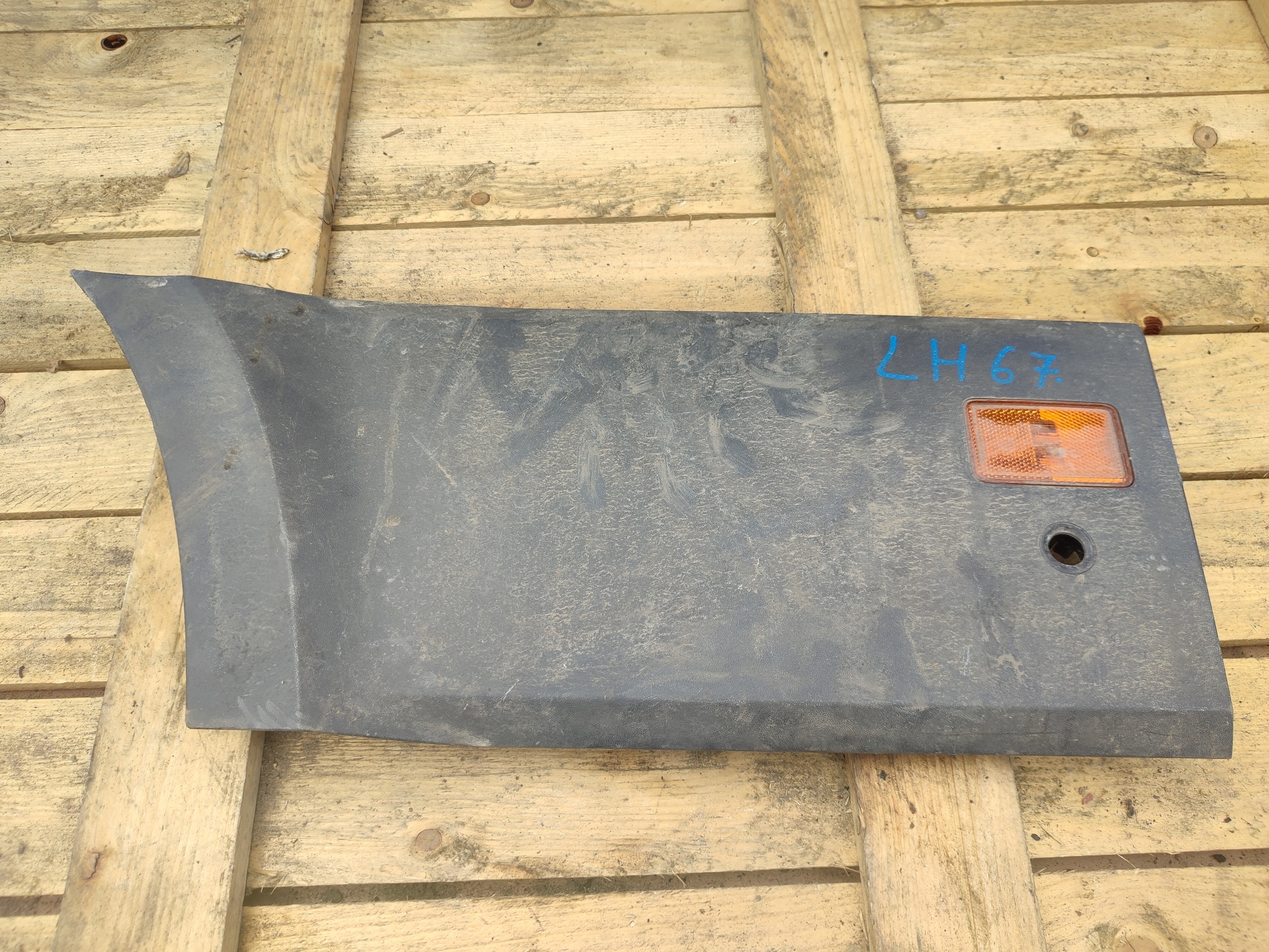 VW CRAFTER II left moulding side PDC WERSJA below sensor PARKOWAN. 7C0853753