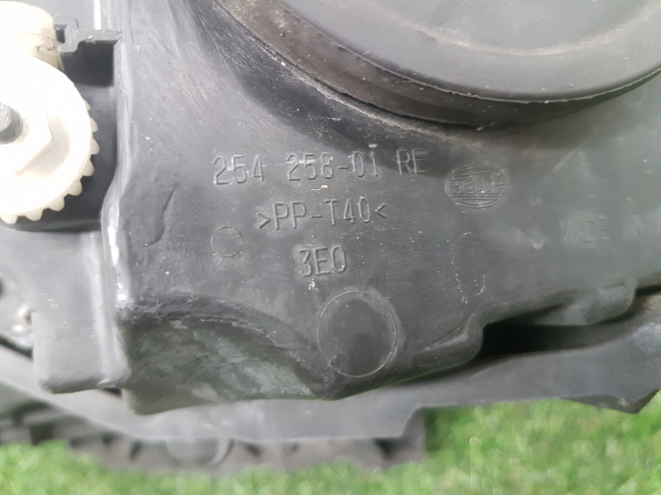 light right front VOLKSWAGEN GOLF 6 254258-01 R