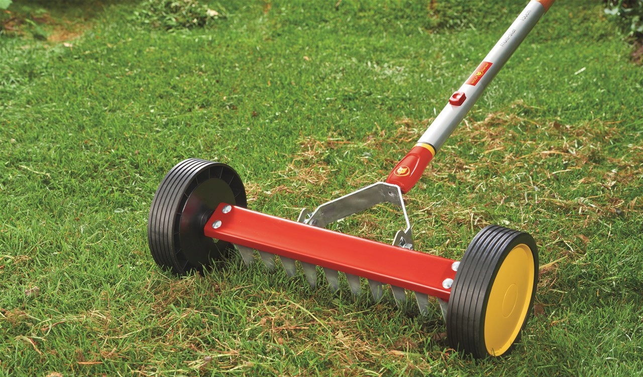 Wertykulator ręczny na kółkach Wolf-Garten UR-M 3 do wertykulacji trawnika Kod producenta 71AAA036650