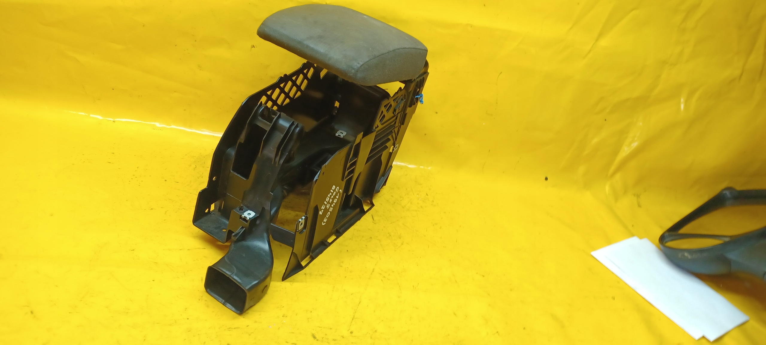 подлокотник vw Golf V 03-09r 1K0864251A .