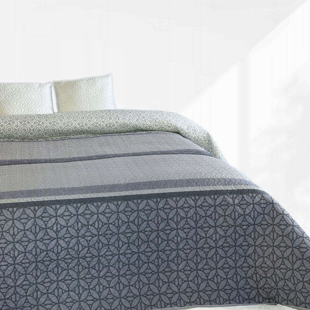 Oboustranný přehoz na postel Tavira Šedý Geometrický 220x240 cm povlaky na polštáře
