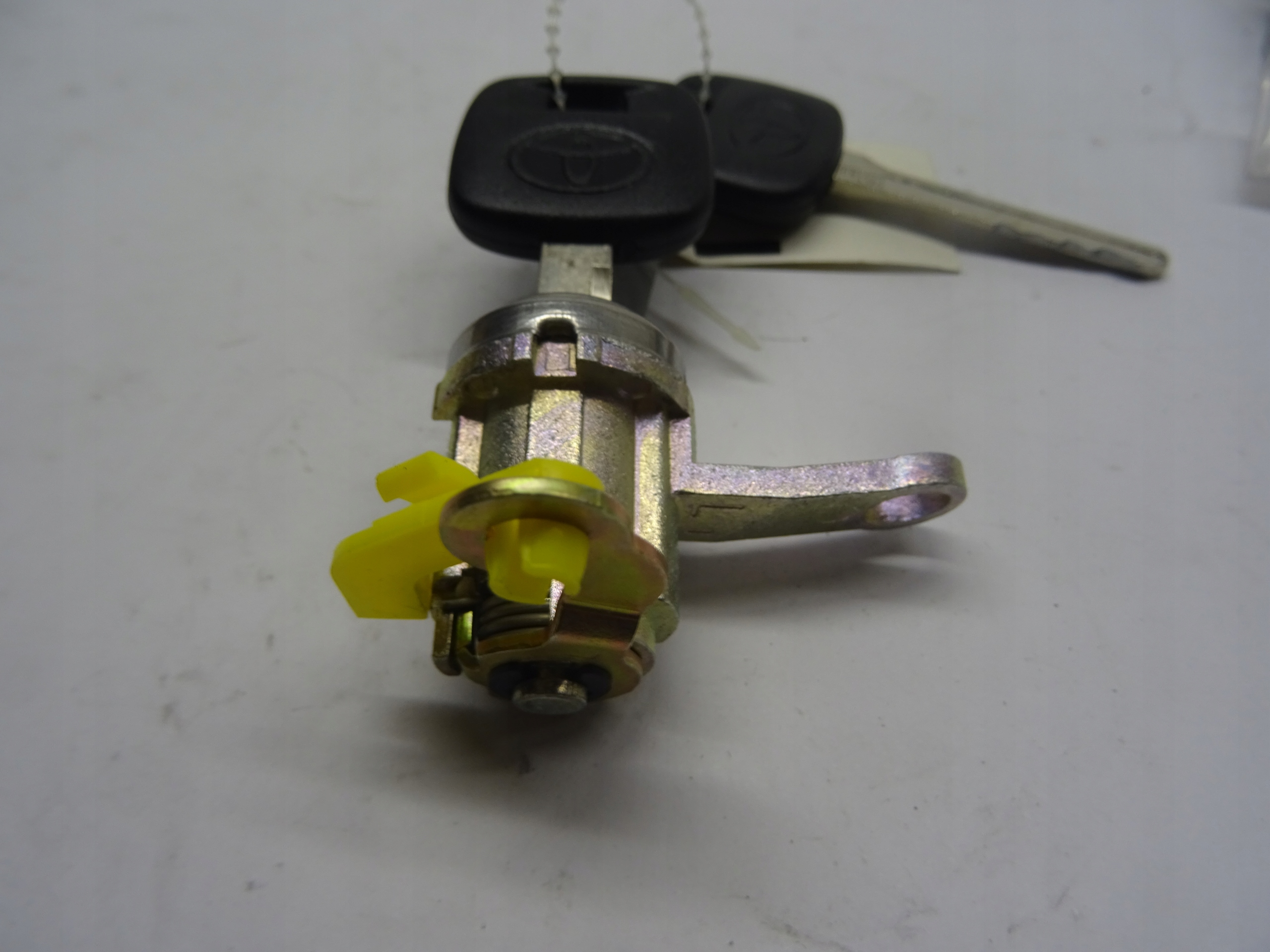 WKŁADKA ZAMKA Z KLUCZYKIEM TOYOTA 6905205010 Producent części Toyota OE