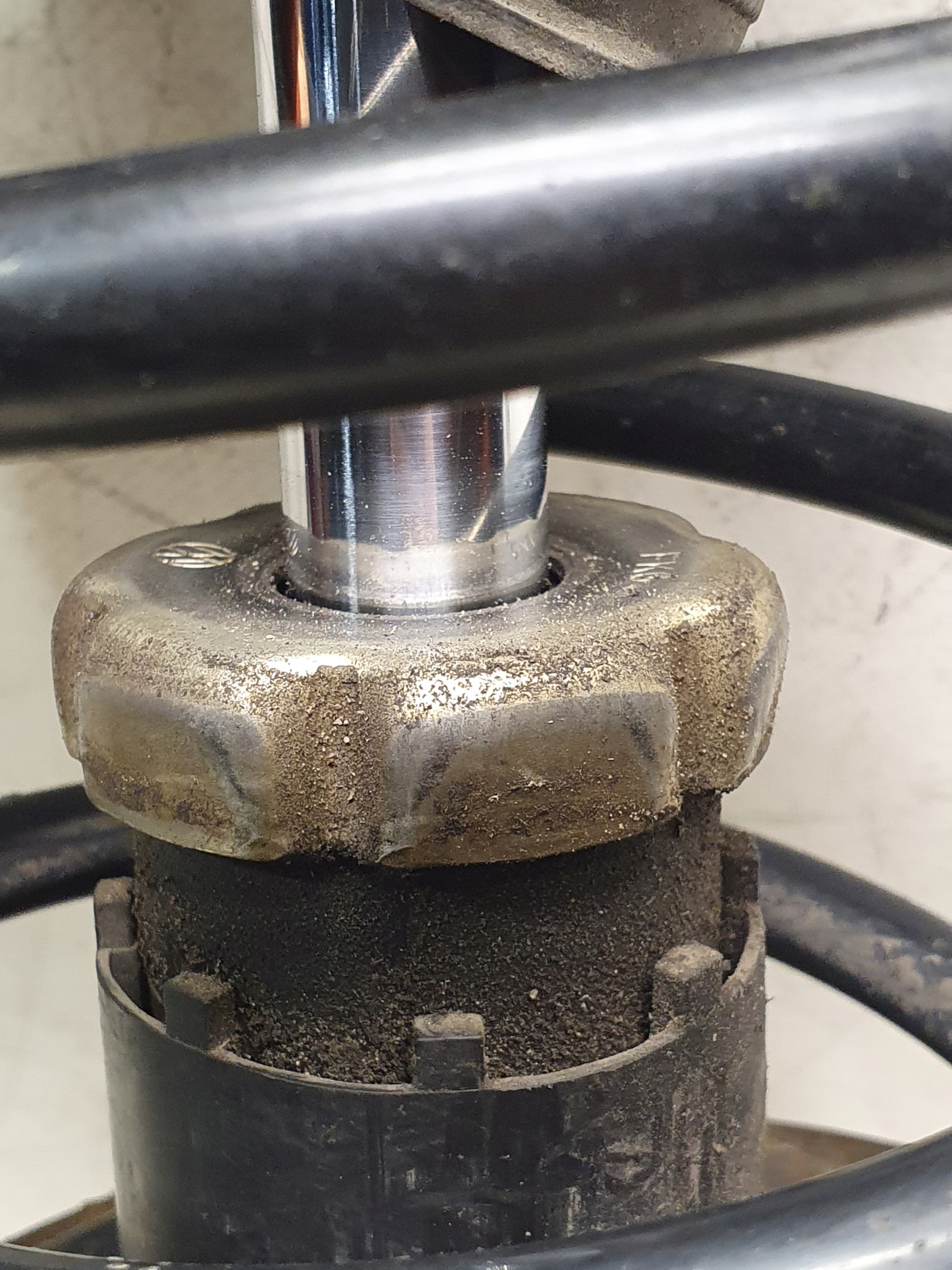 shock absorber left front 1J0413031R AUDI A3 8L 1.8 125KM 97r.