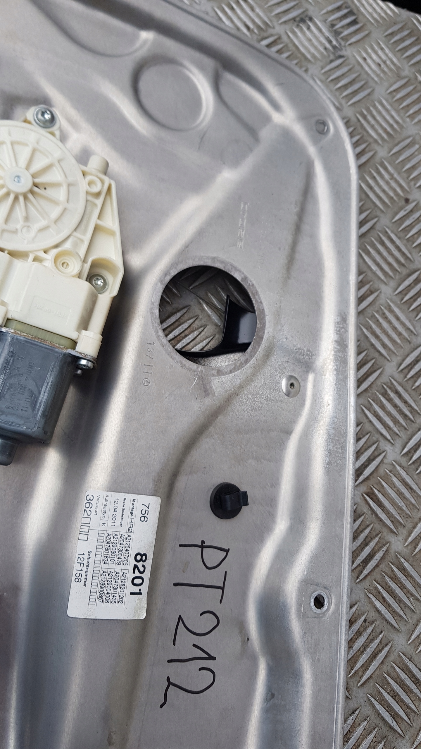 MERCEDES W212 PODNSNIK windows right rear part