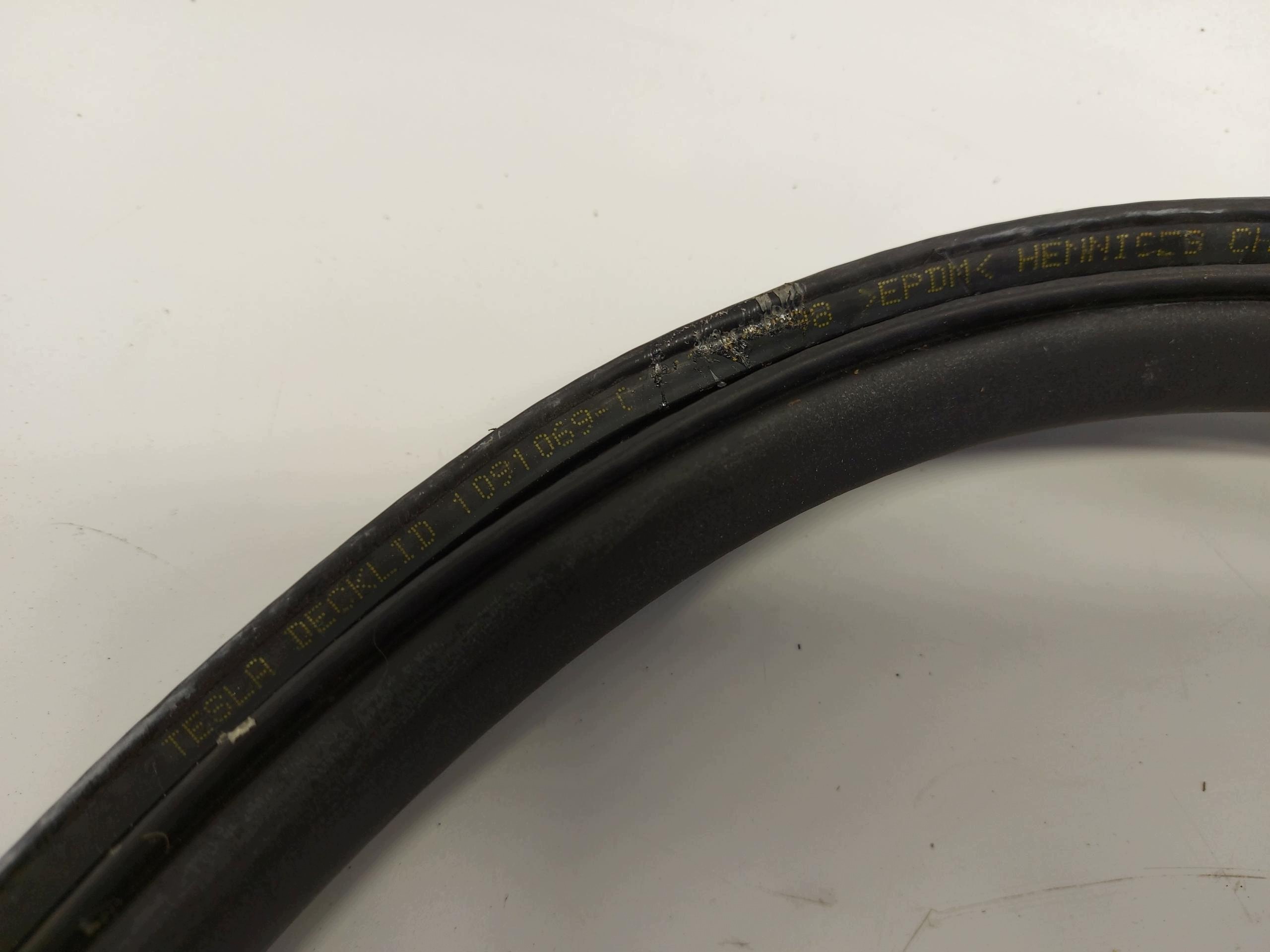 TESLA MODEL 3 2022r gasket bonnet boot 1091069-00-E