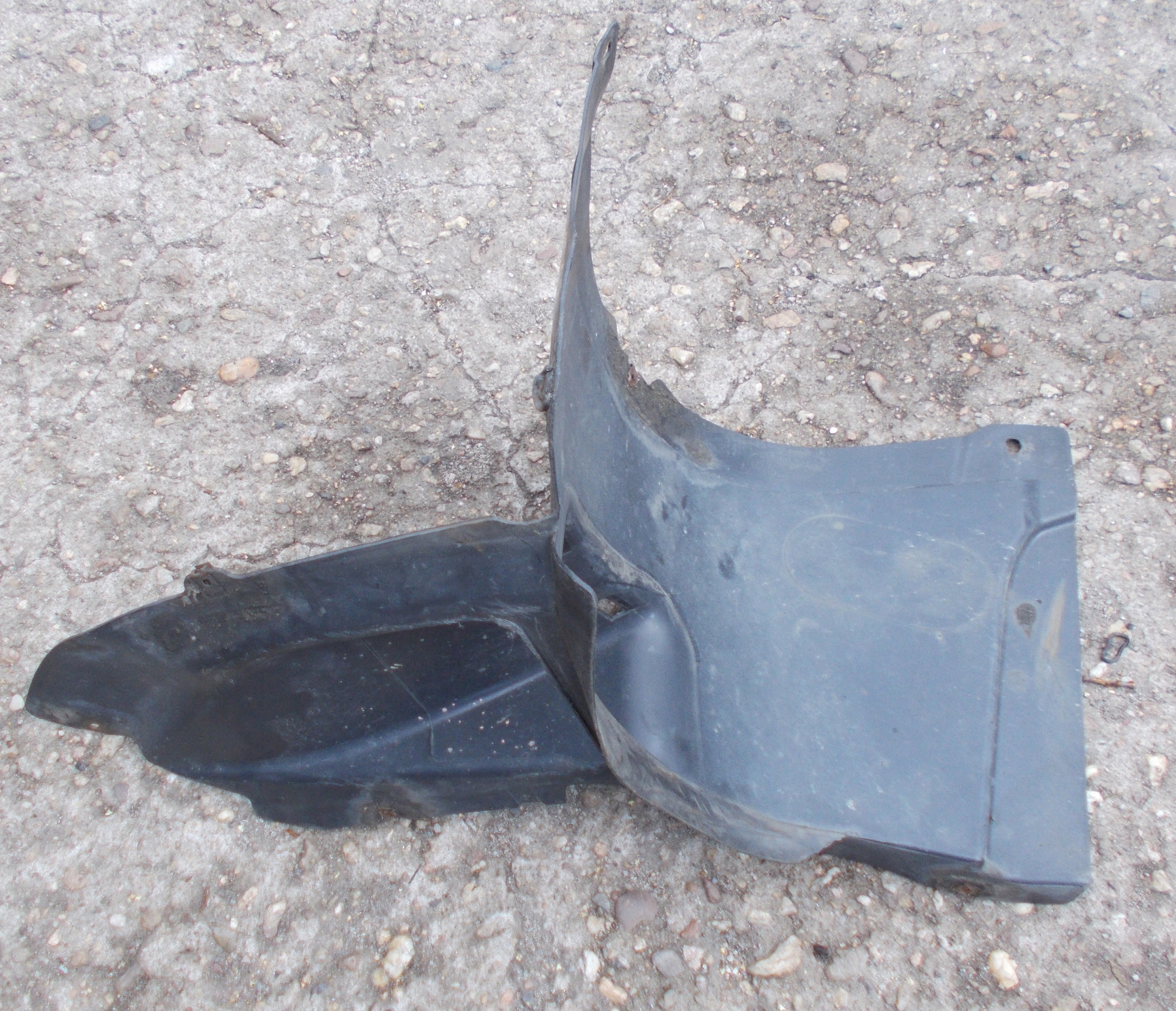 VW PASSAT B6 KOMBI 1.4 TSI 09 mudguard left front 3C0805911B
