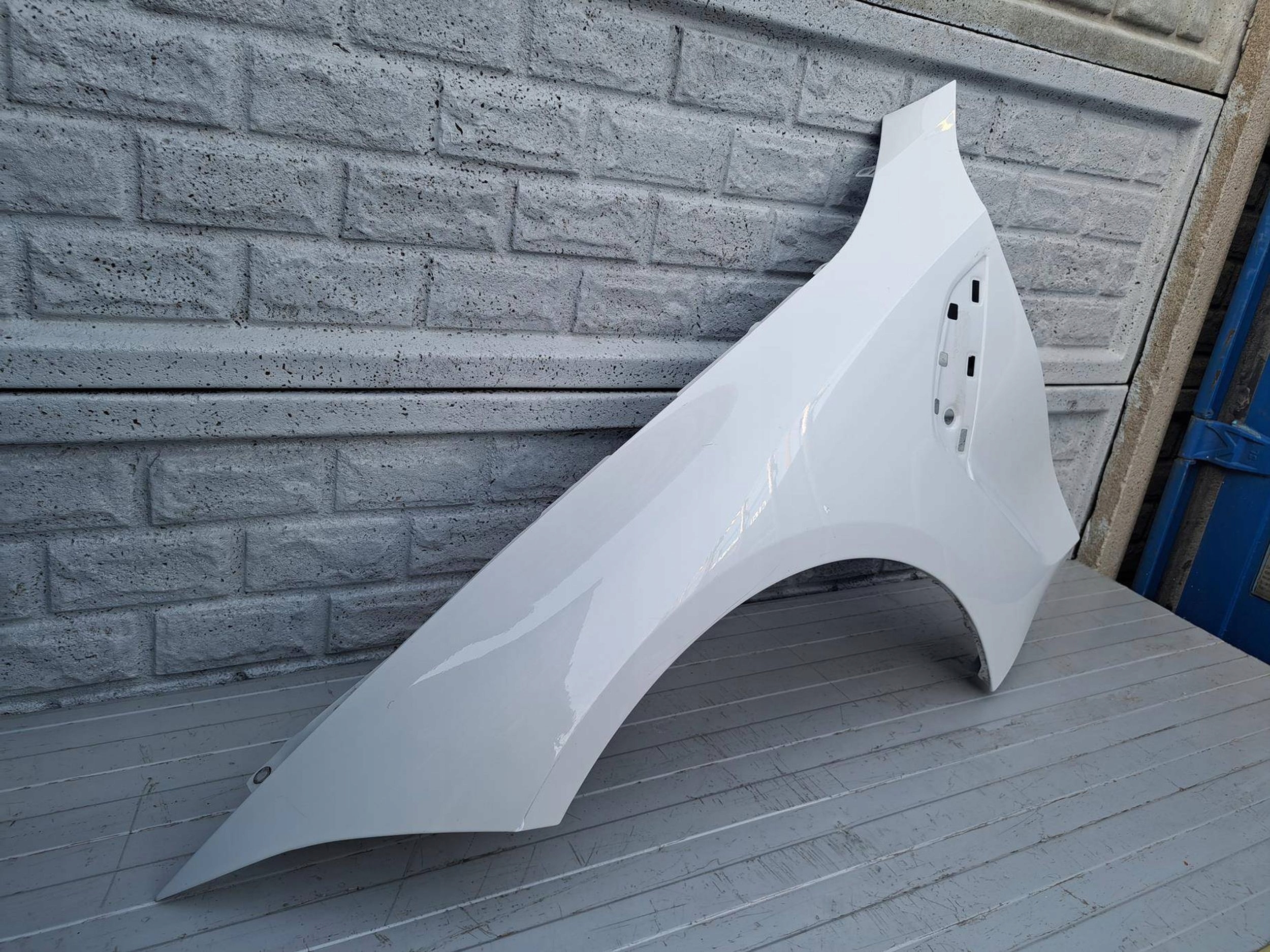 BMW M3 G80 BŁOTNIK LEWY PRZEDNI Strona zabudowy przód - lewa