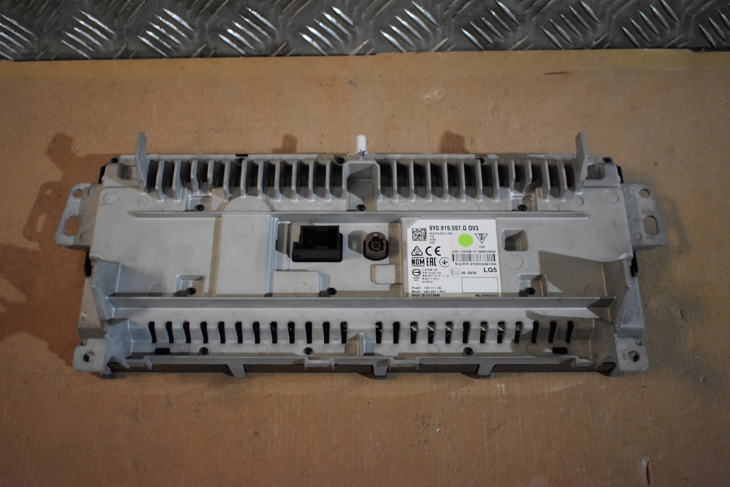 IDEALNY display PORSCHE CAYENNE 9Y 1
