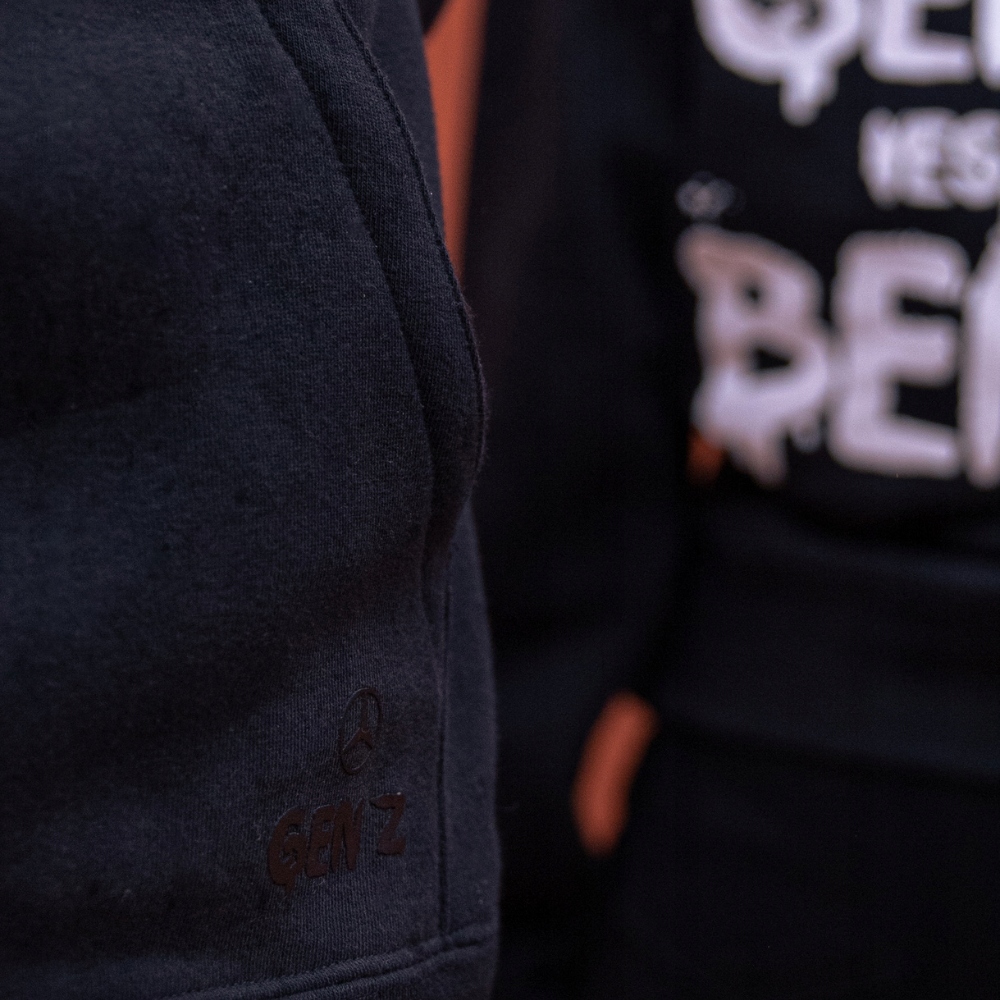 BLUZA MERCEDES-BENZ #KOCHAMYMERCEDESY GEN Z - XS Kolor czarny