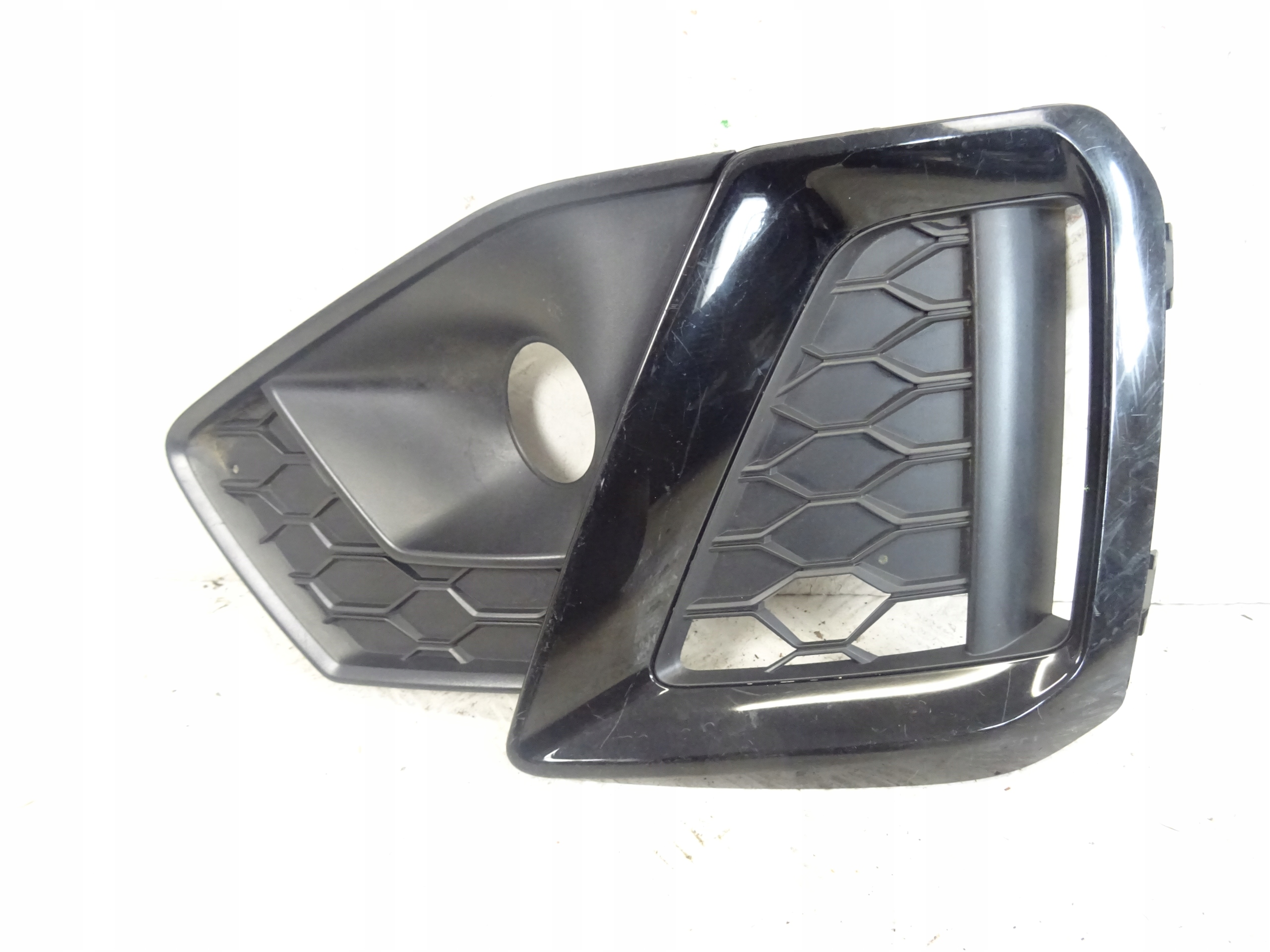 grid of a bumper front front right AUDI A4 B9 LIFT S-LINE 8W0807682AM