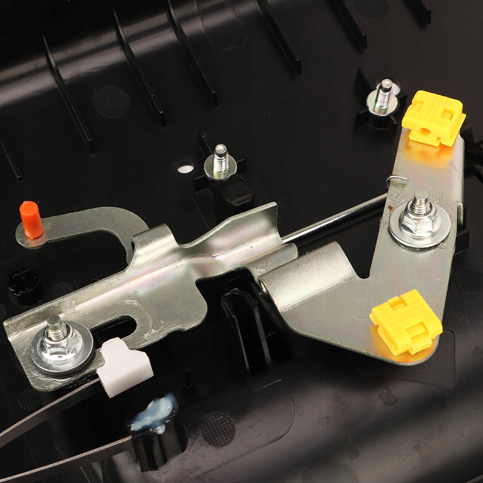 KLAMKA TYLNA TYŁ KLAPY BAGAŻNIKA OE 90606 EA810 Kolor czarny