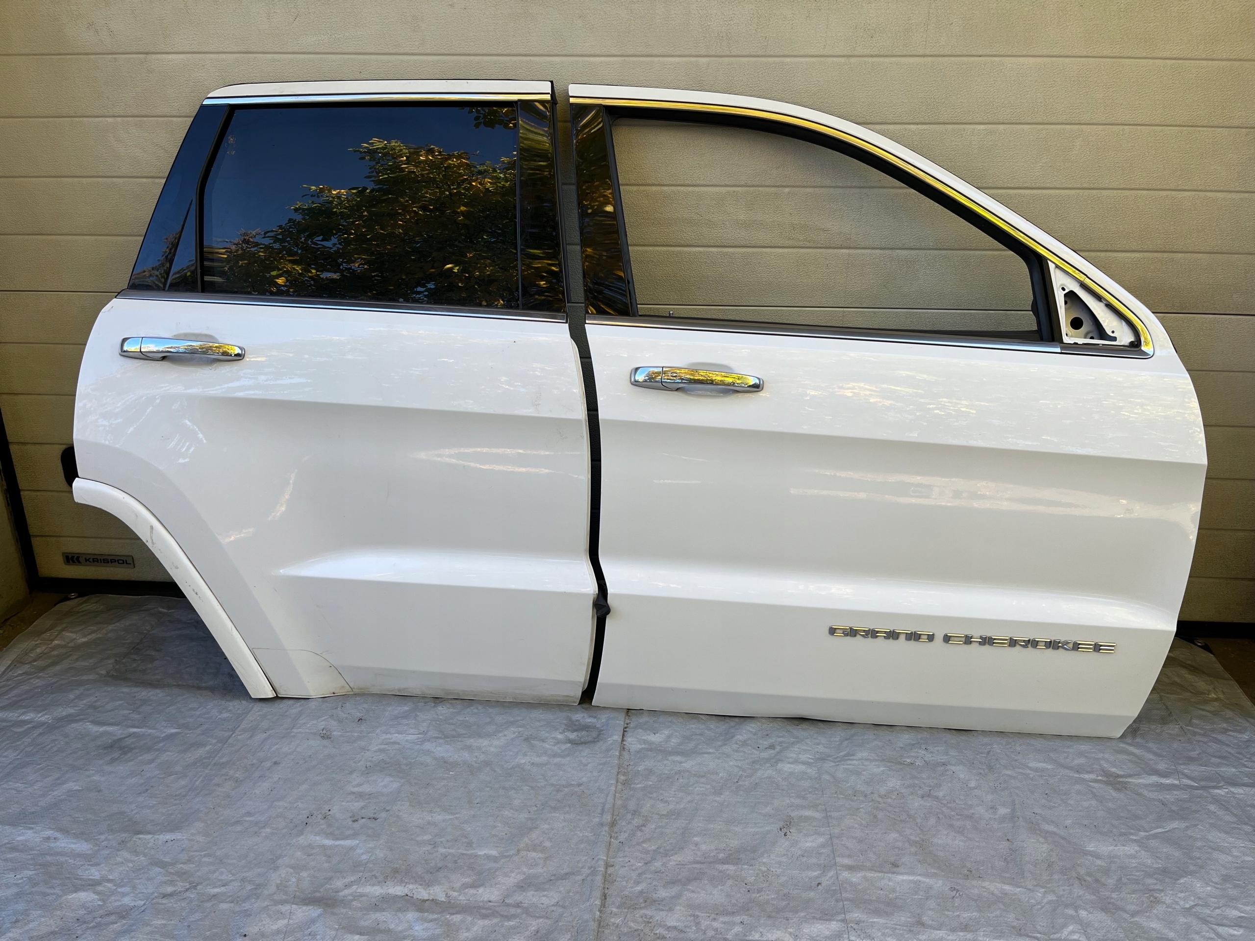 GRAND CHEROKEE WK2 DRZWI PRAWE PRZEDNIE KOMPLETNE Strona zabudowy przód - prawa