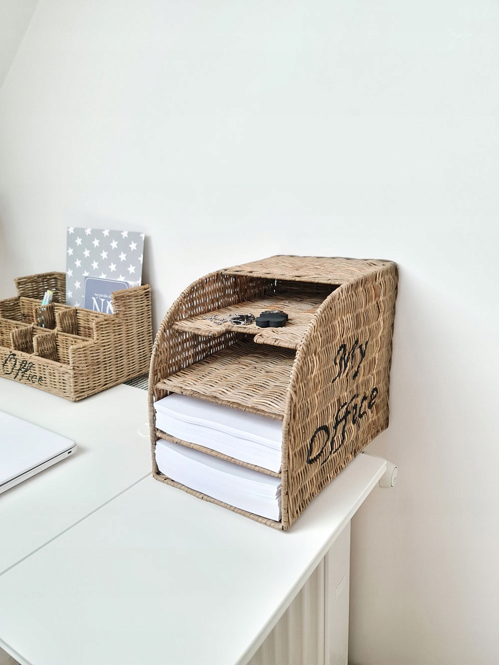 Rustikálny ratanový stojan Hampton na ukladanie dokumentov