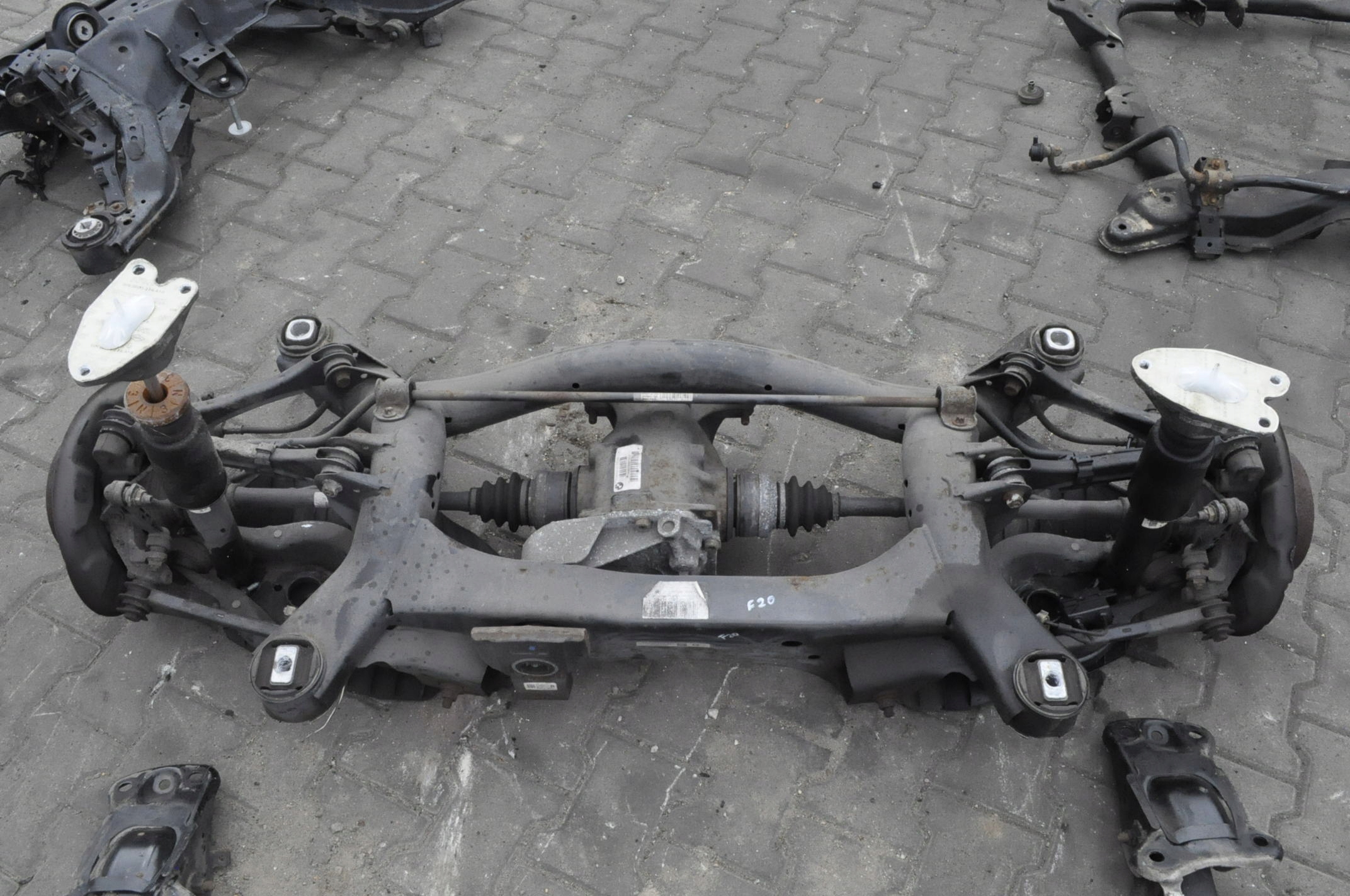 BMW F20 F21 1.5T ZAWIESZENIE BELKA TYŁ +ZACISKI PÓŁOSIE + MOST 7599466 3.08