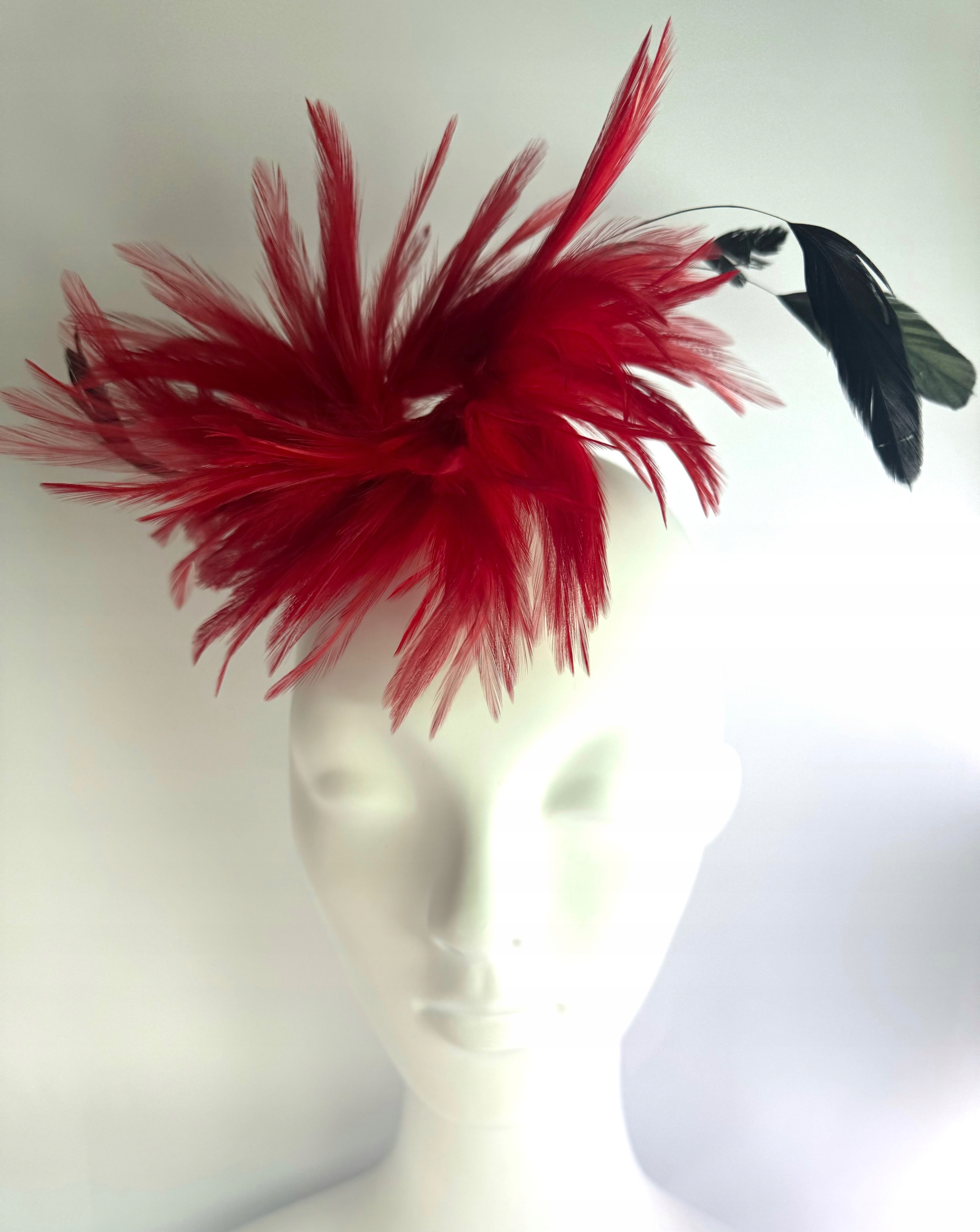 Fascynator na głowę BROSZKA PRZYPINKA Stroik na głowę PIÓRA CZERWONY Kolor dominujący inny