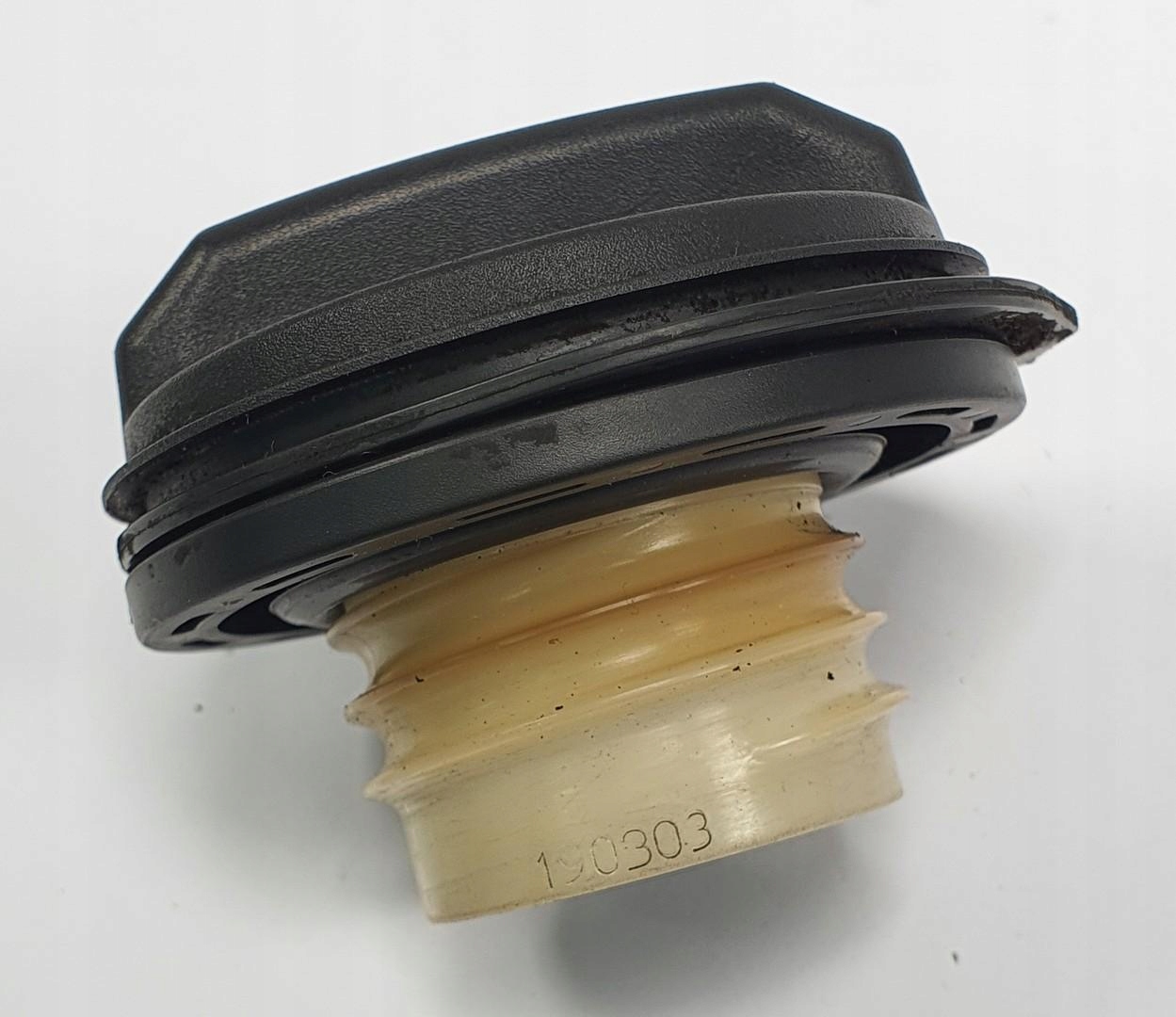 KOREK WLEWU PALIWA FORD FOCUS MK1 190303 BENZYNA Producent części Ford OE