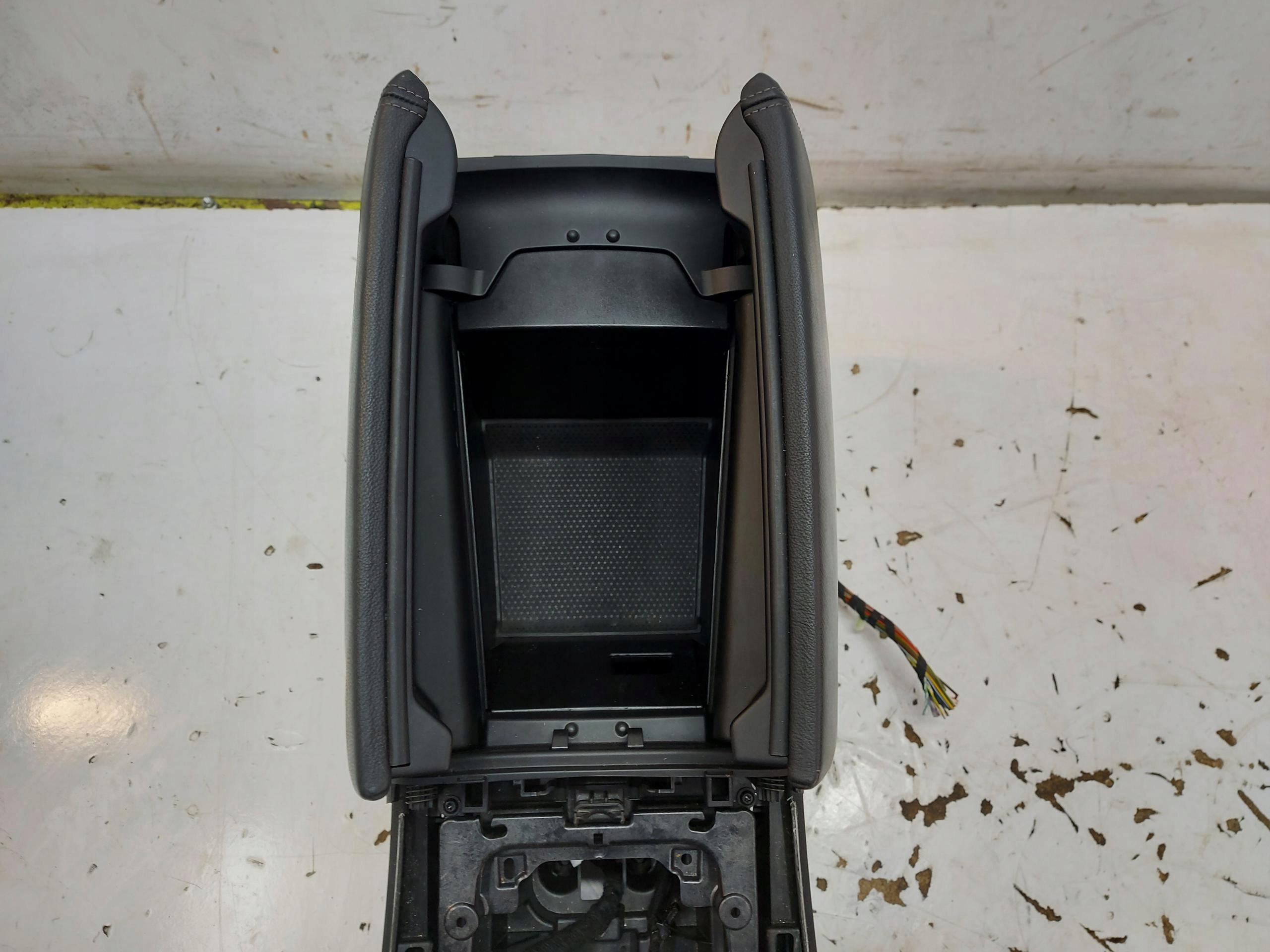 BMW G05 X5 3.0d 2019r. Armlehne TUNEL mitte