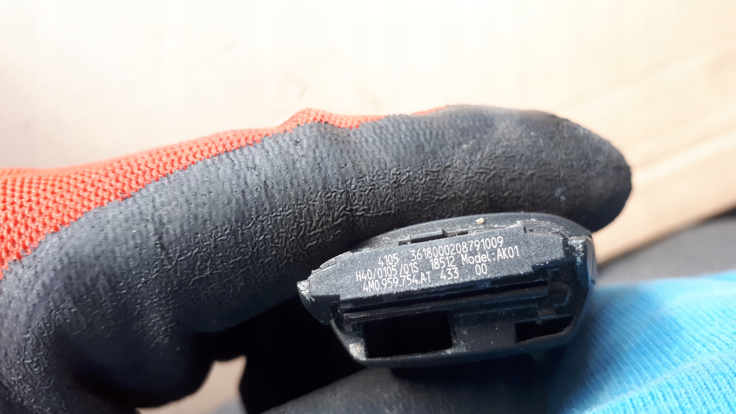 A4 B9 8W key PILOT 4M0959754AT A5 8W