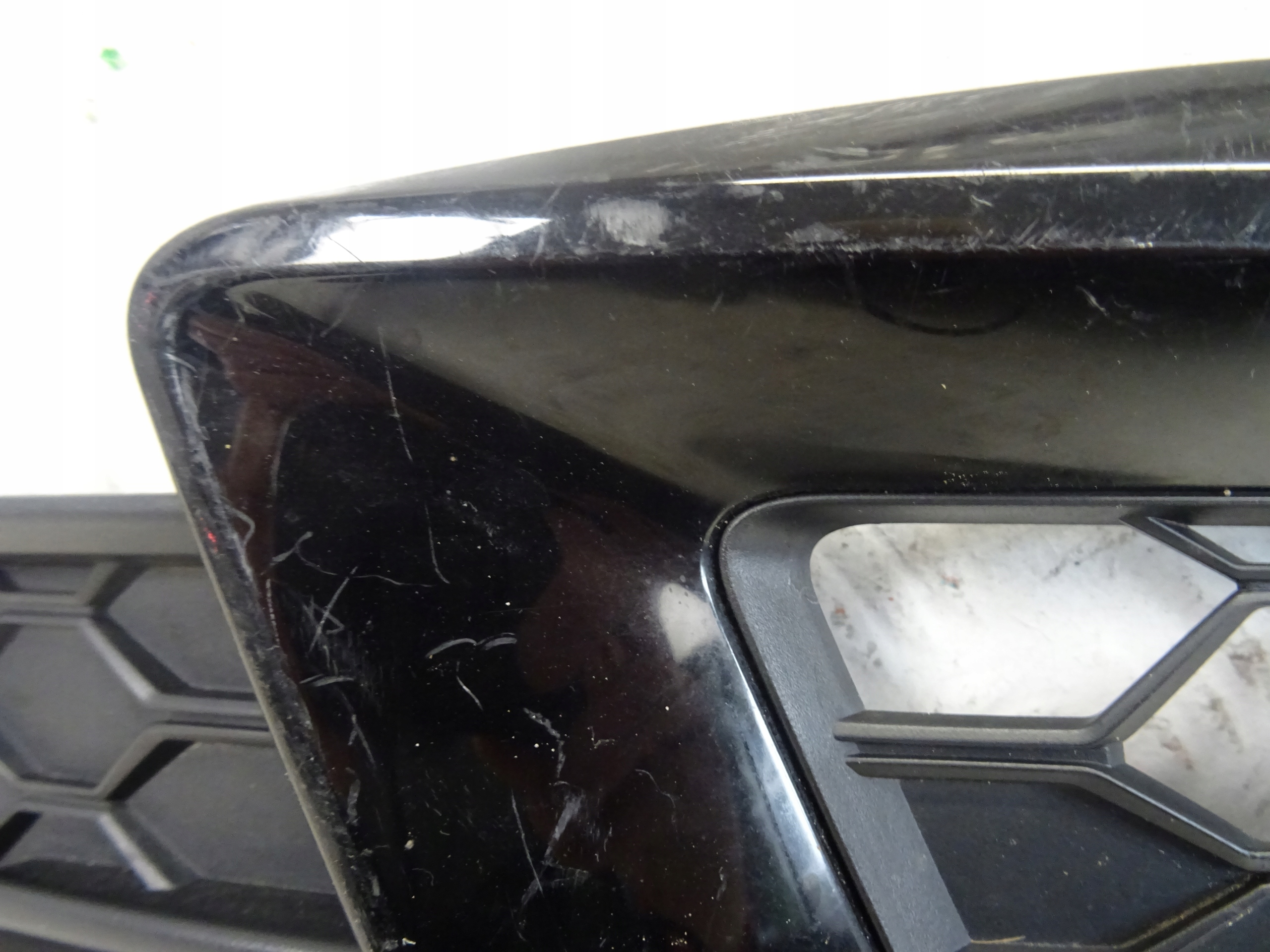grid of a bumper front front left AUDI A4 B9 LIFT S-LINE 8W0807681AM