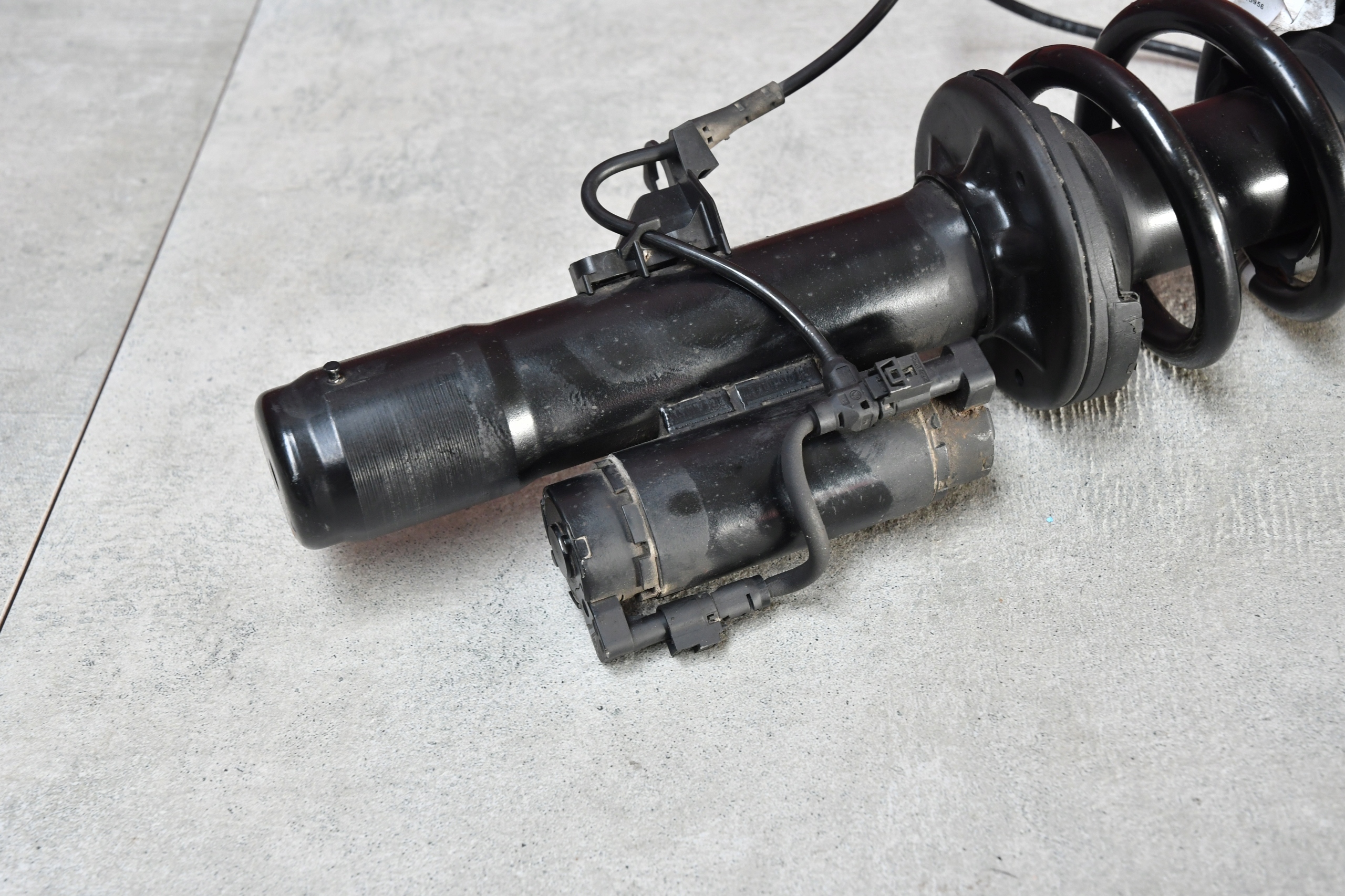 shock absorber left front BMW 5 G30 530e 530eX 6866405