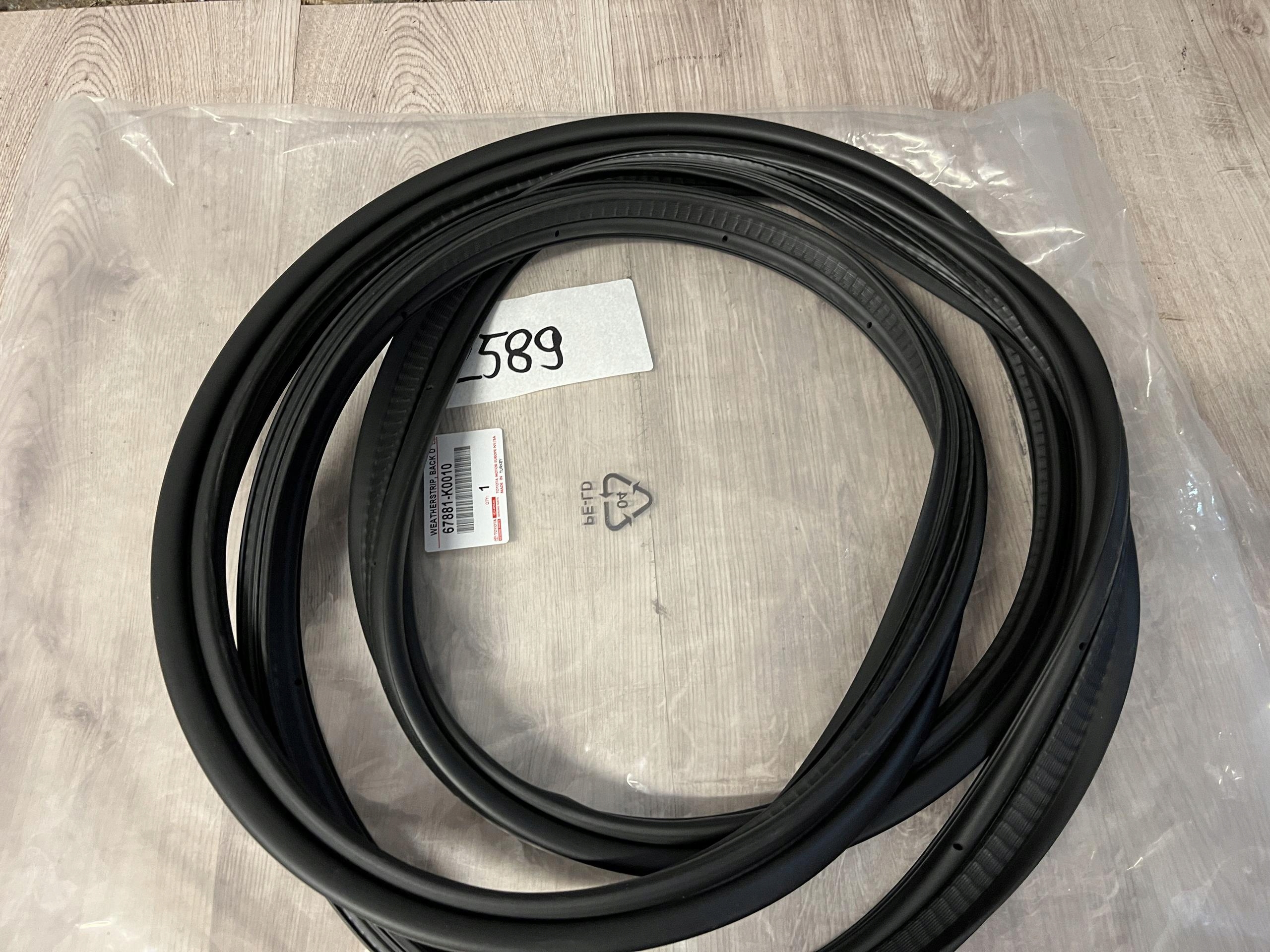 TOYOTA YARIS IV USZCZELKA KLAPY BAGAŻNIKA 67881-K0010 Numer katalogowy części 67881-K0010