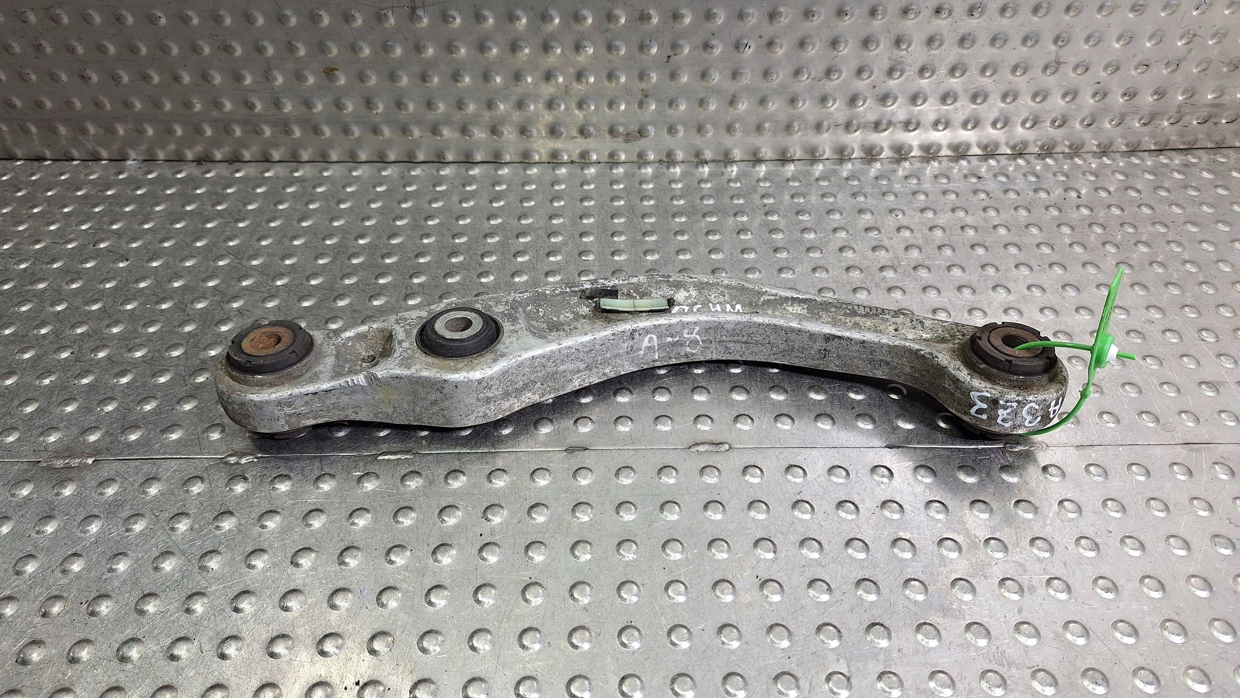 arm left rear part 4D0505323F AUDI A8 D2
