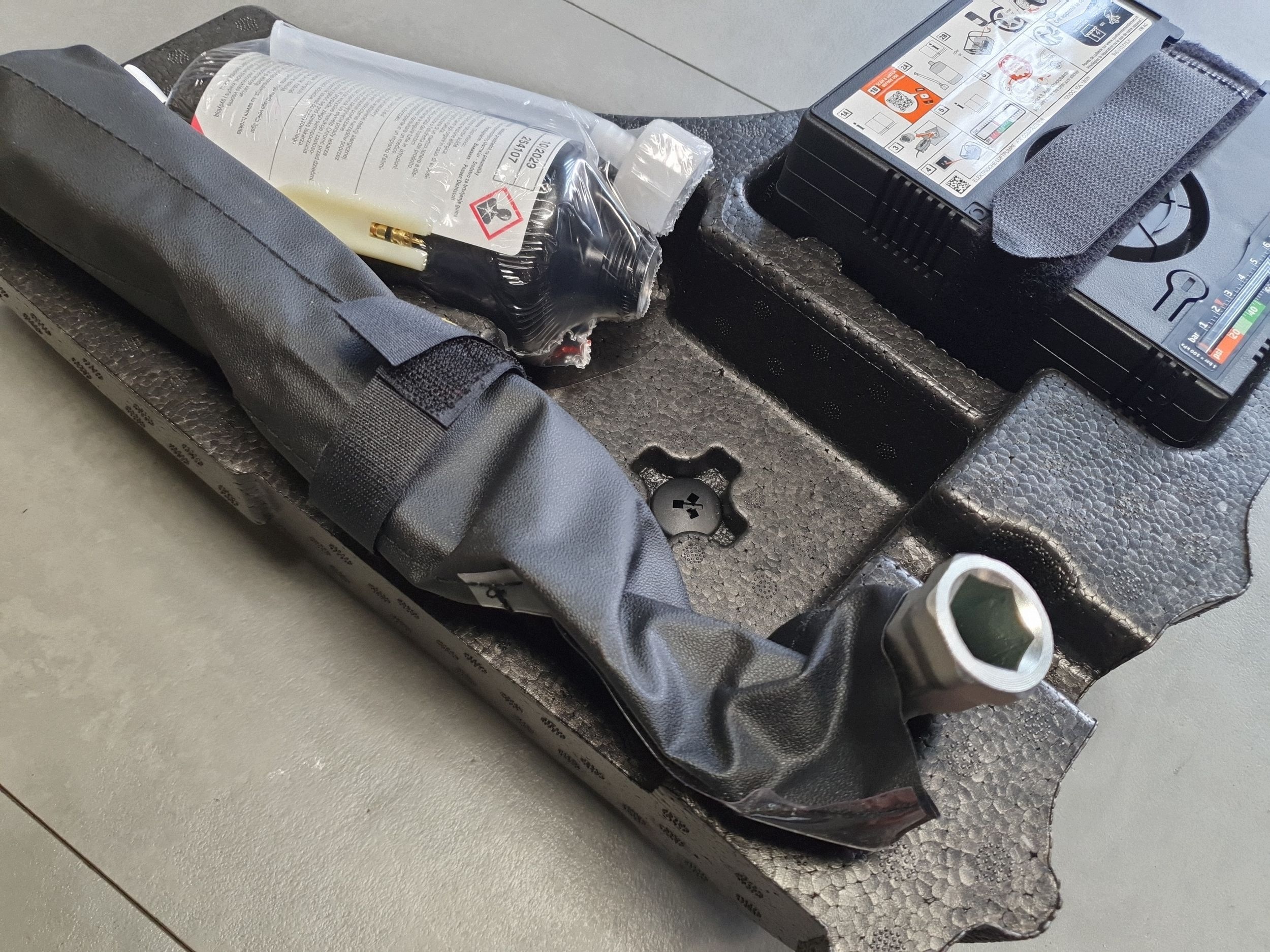 Audi A3 8Y running board narzedzi compressor; klej key 5N0012615H