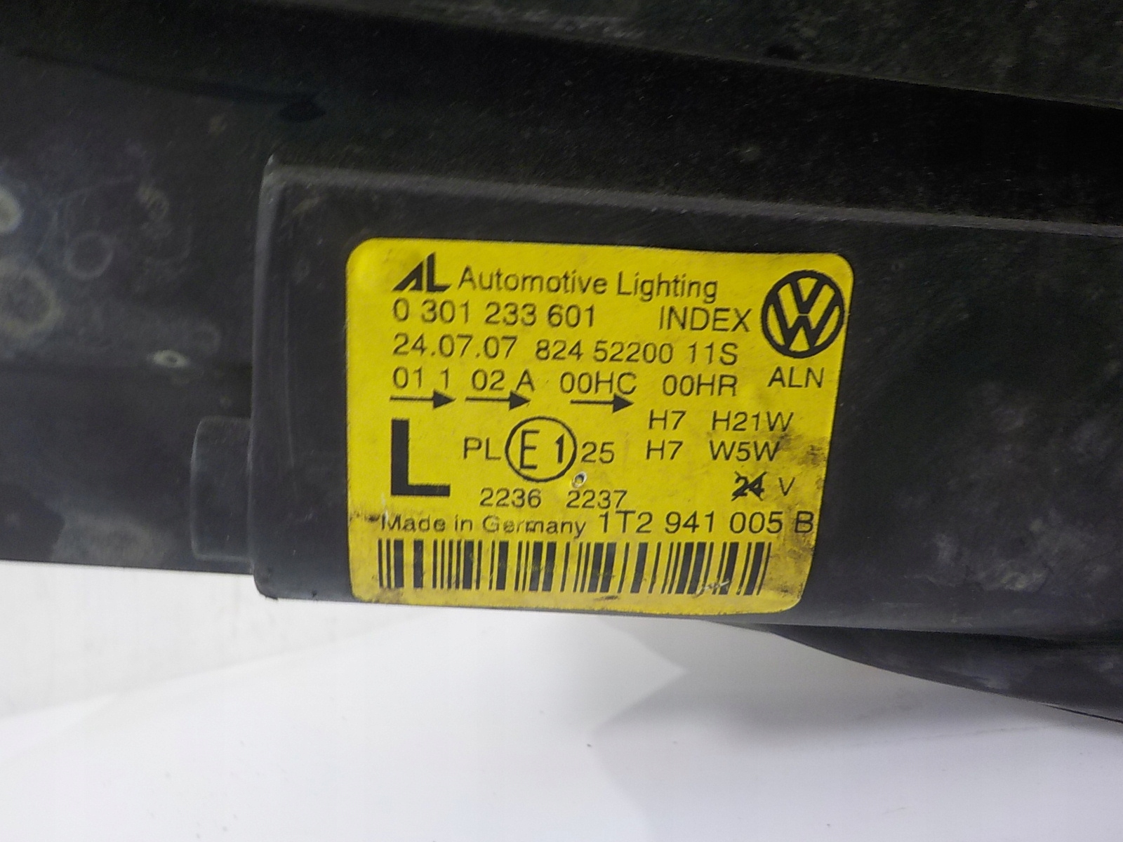 VOLKSWAGEN TOURAN and LIFT light left front front UK