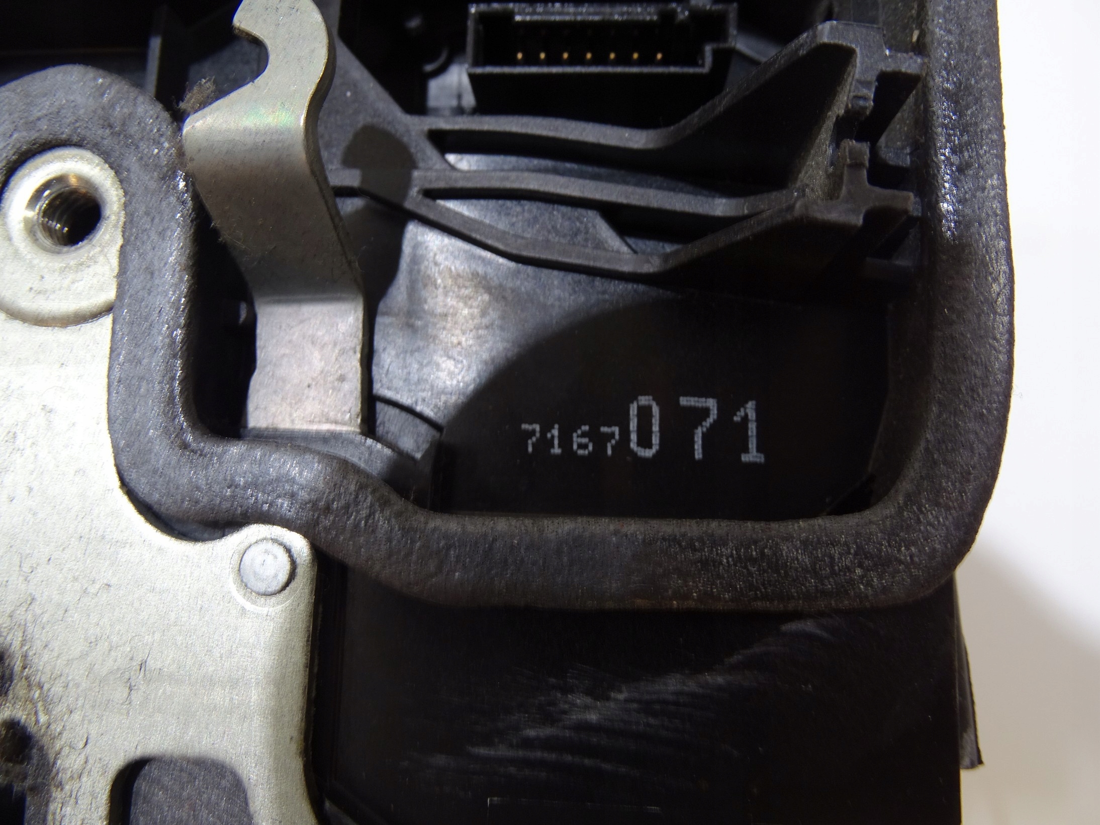 lock door left front BMW E60 E61 7167071 7PIN (4817918) EU