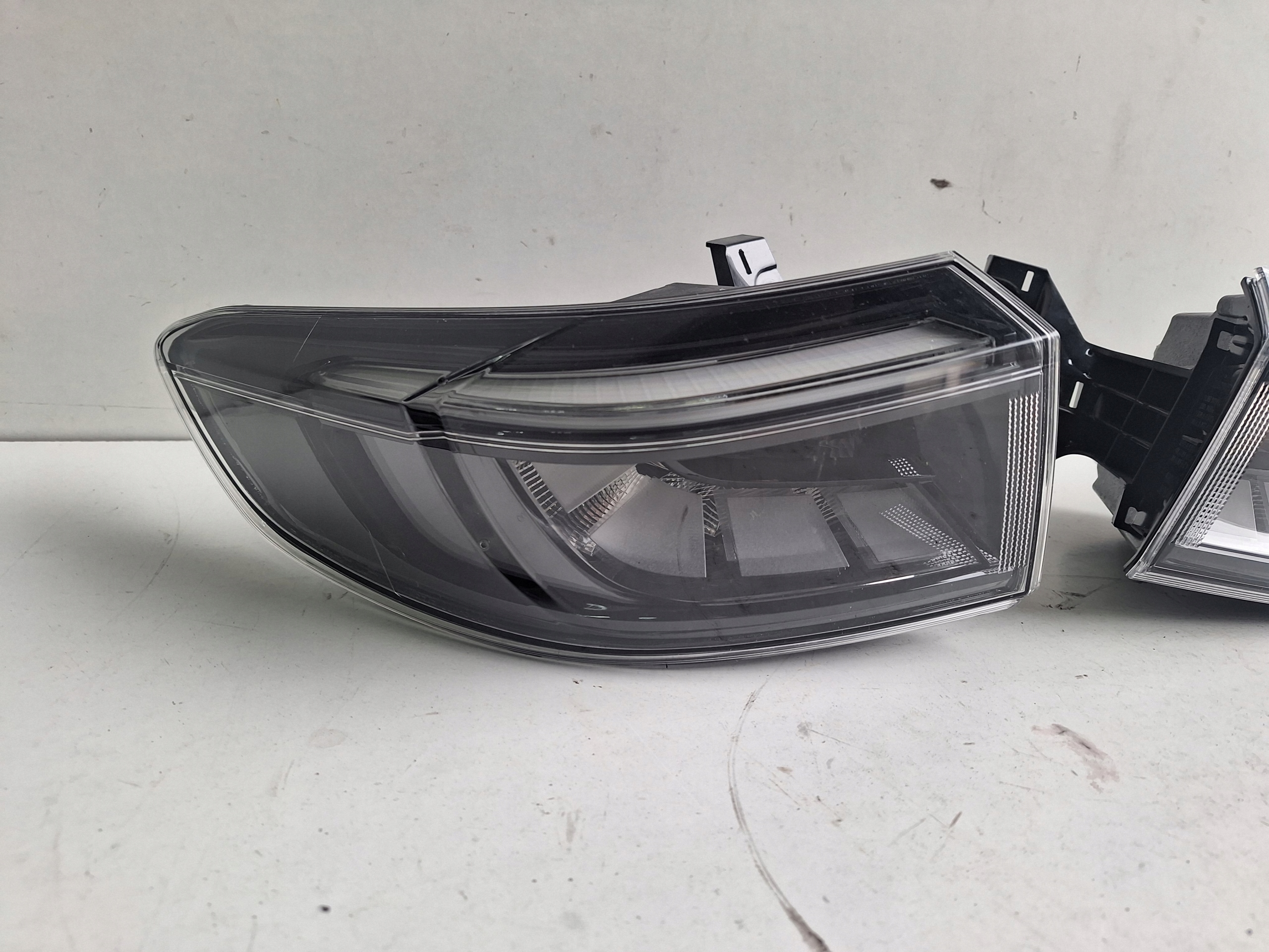HONDA HR-V III 22-> light rear part right LED