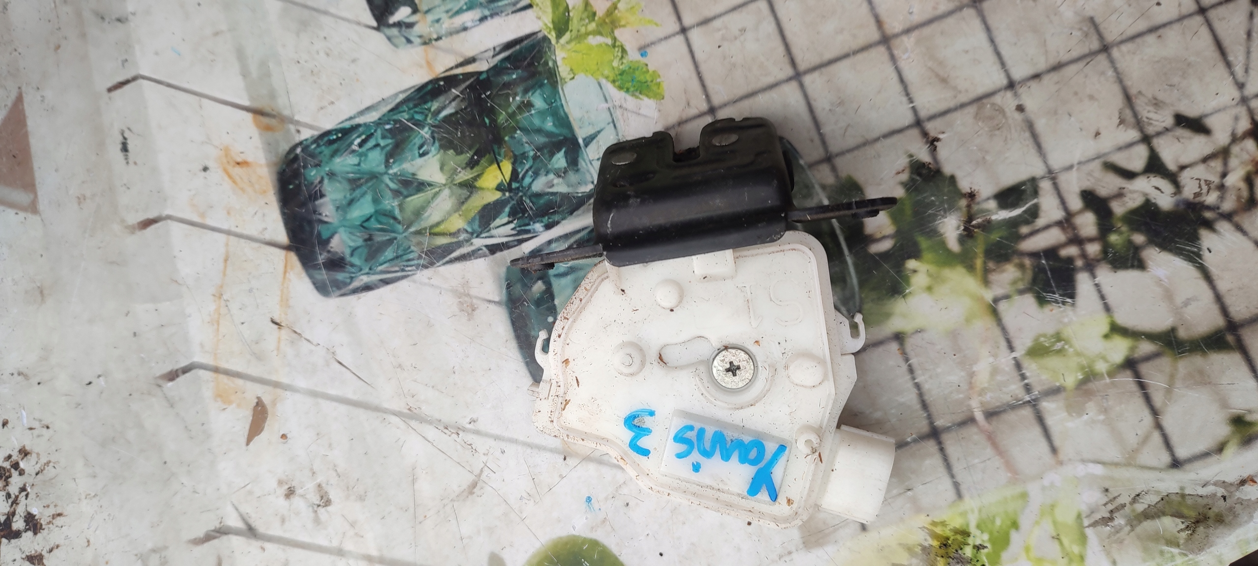 lock bonnet boot rear part toyota Yaris 3