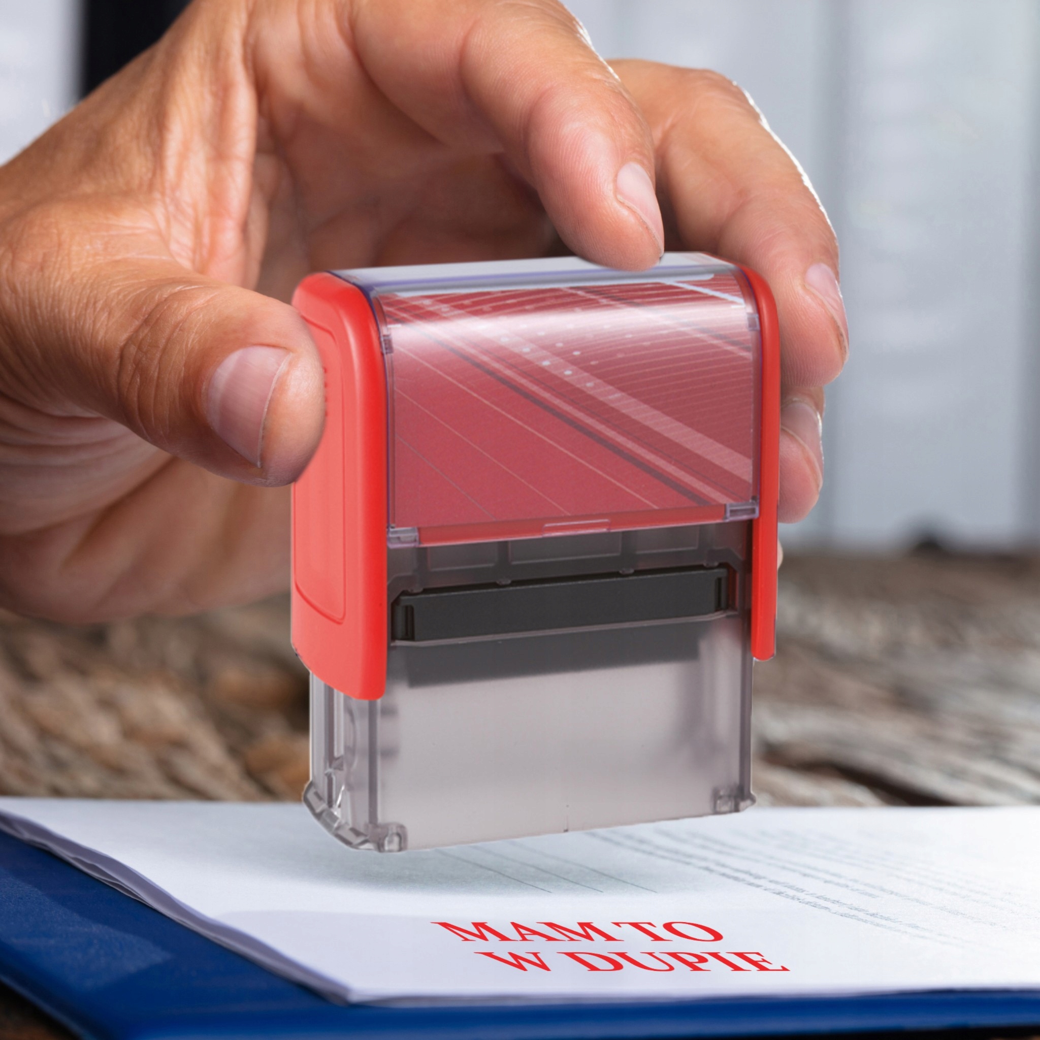 PIECZĄTKA AUTOMATYCZNA Z NAPISEM MAM TO W DUPIE GADŻET NA PREZENT Liczba wersów 1-2 wersy 3-4 wersy 5-6 wersów