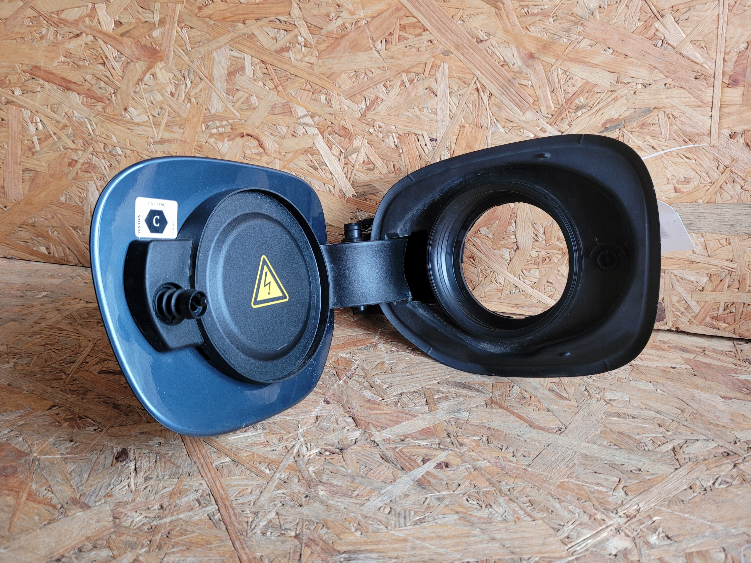 VOLVO XC60 II ZAŚLEPKA KLAPKA GNIAZDA ŁADOWANIA EUROPA ORYGINAŁ FV Typ samochodu 4x4/SUV Samochody osobowe