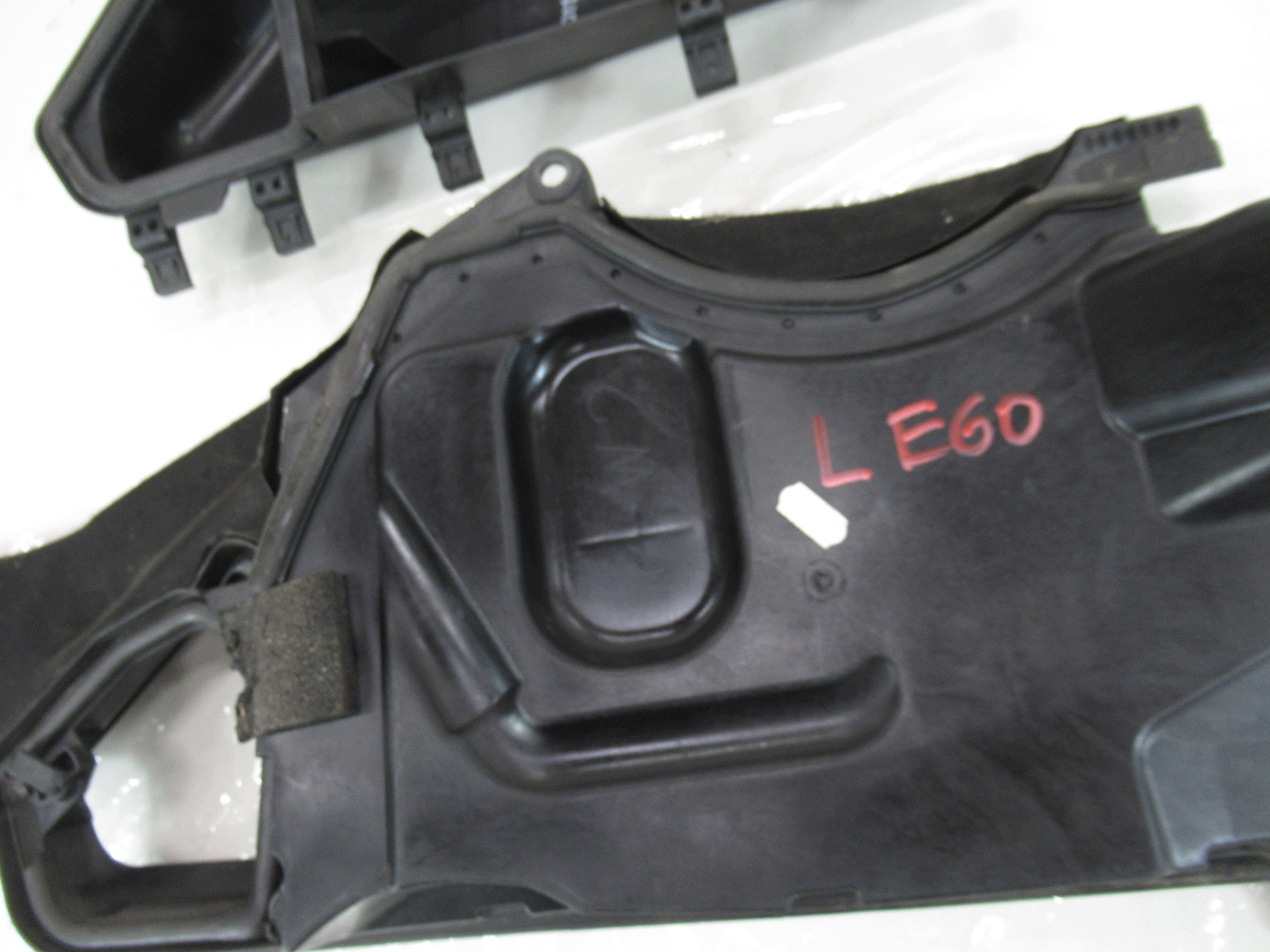 obal kryt levá filtru kabinové BMW e60 e61 e63 e64