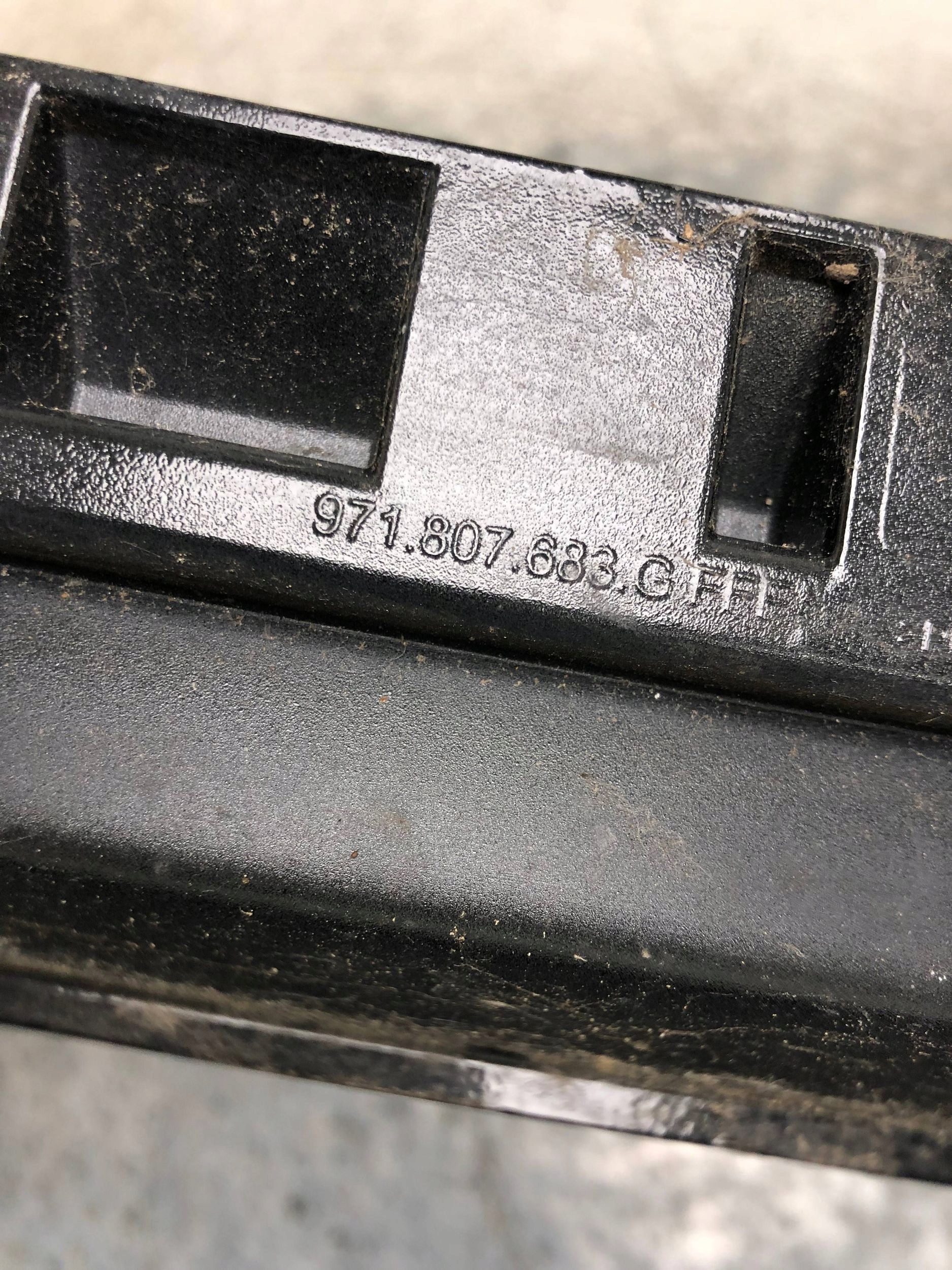 grid central of a bumper front PORSCHE PANAMERA 971807683G