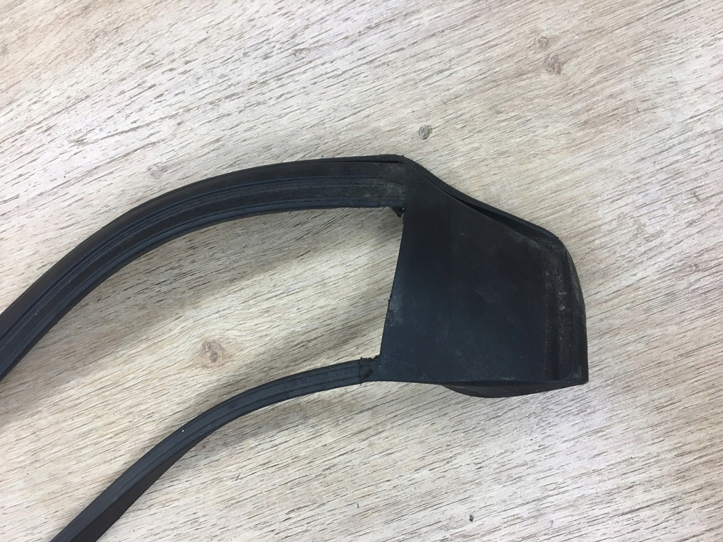 USZCZELKA SLUPKA SZKLANEGO B PRAWA RH TESLA X Installation side right