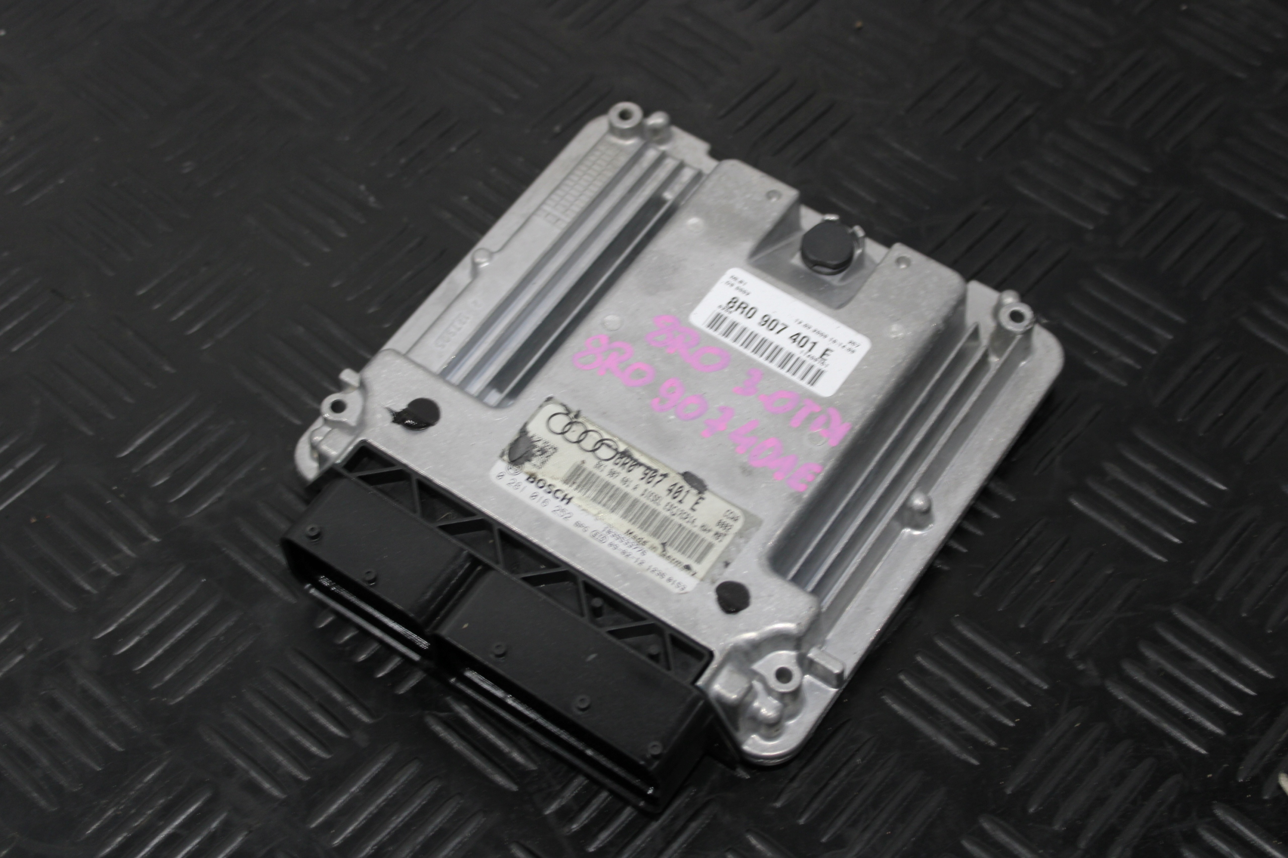 computer control unit of the engine AUDI Q5 8R 8R0 8R0907401E